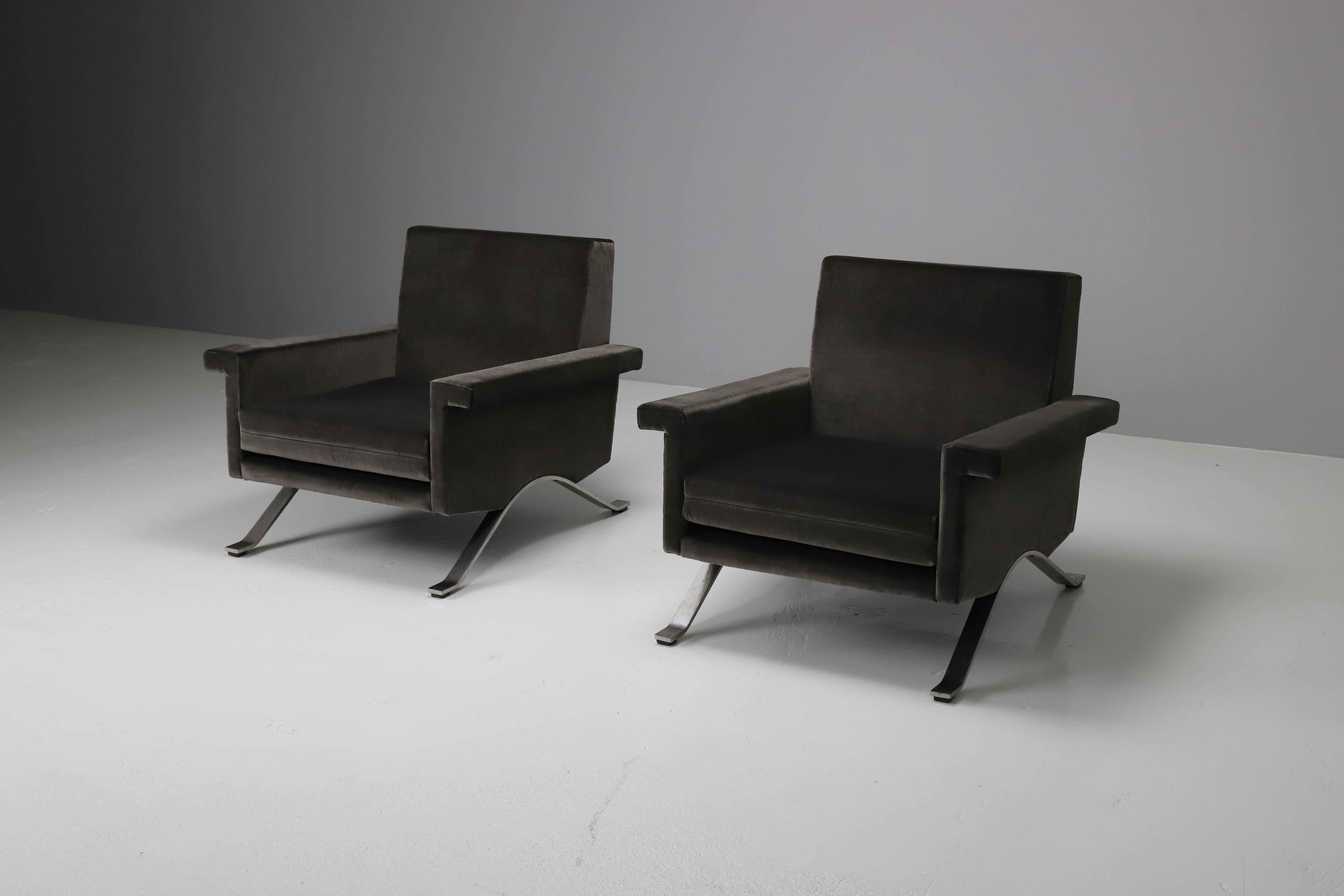 Pair of early production '875' lounge chairs designed by Ico Parisi and manufactured by Cassina in the 1960s. These chairs represent the first edition of the 875 model, featuring a fixed backrest, unlike later versions that were equipped with a