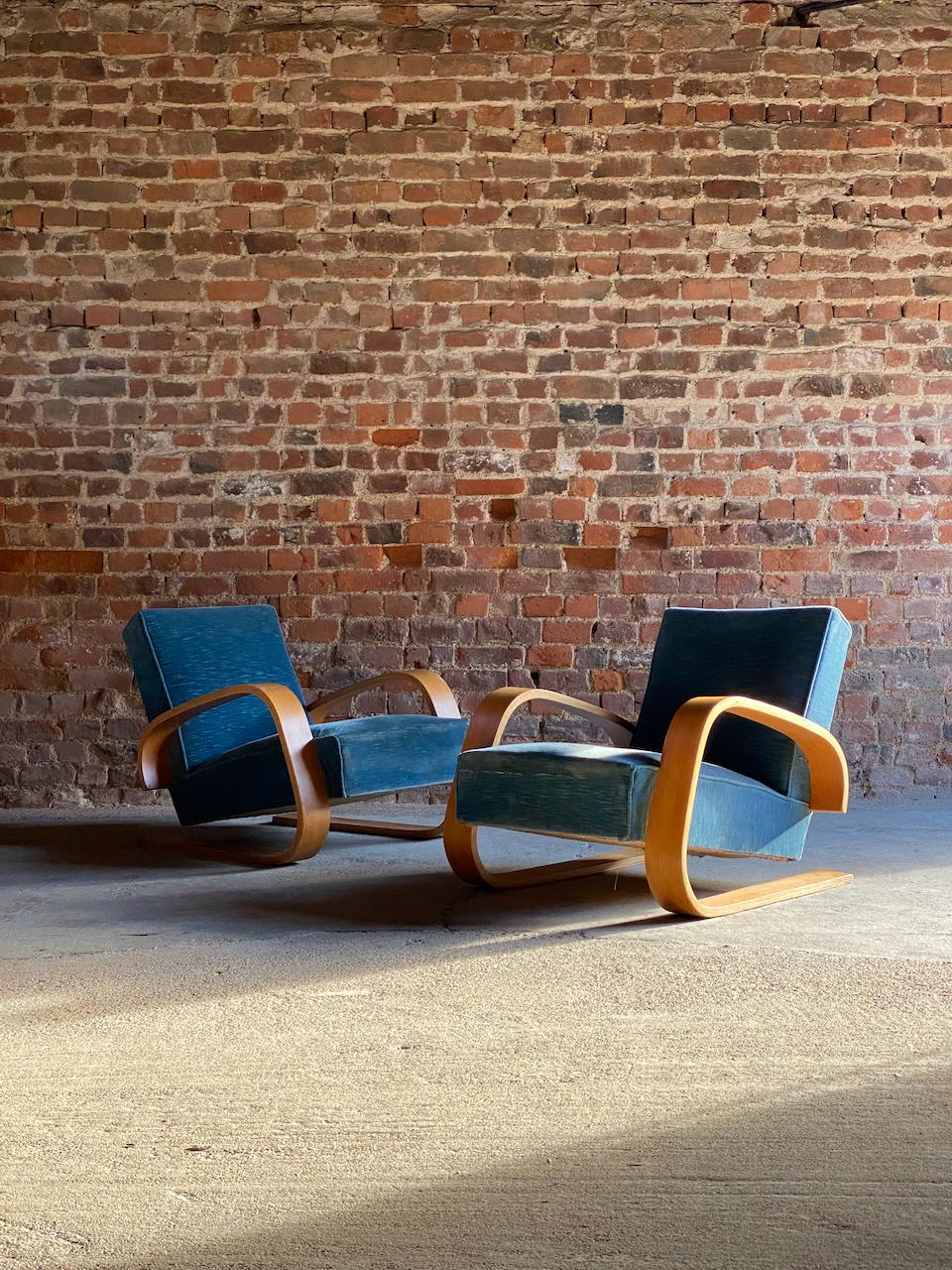 Mid-20th Century Pair of Early Alvar Aalto Tank Chairs Model 400 by Artek Finland circa 1940 For Sale