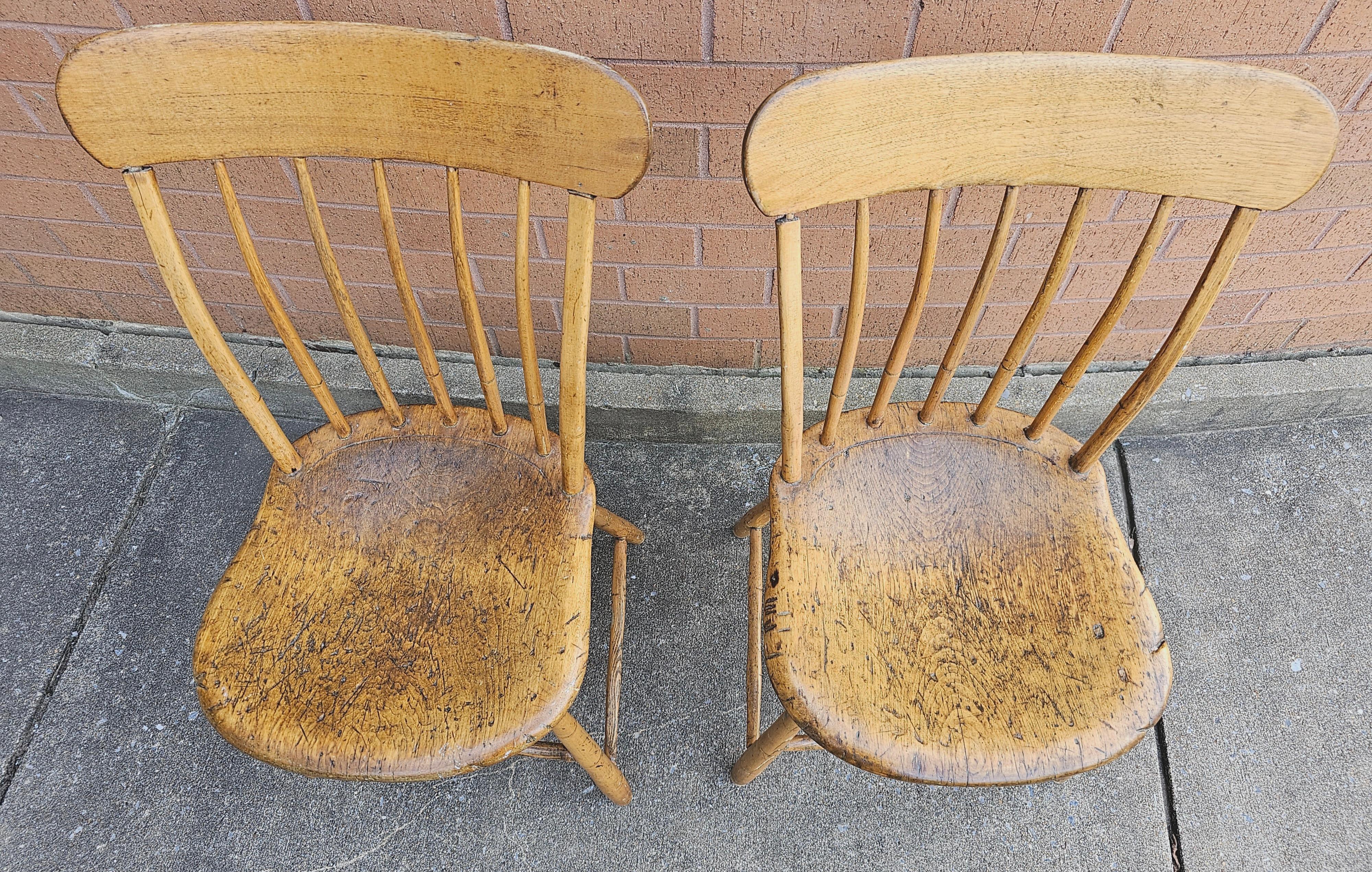 Victorian Pair of Early American Patinated Maple Plank Chairs, Circa Mid 19th Century For Sale