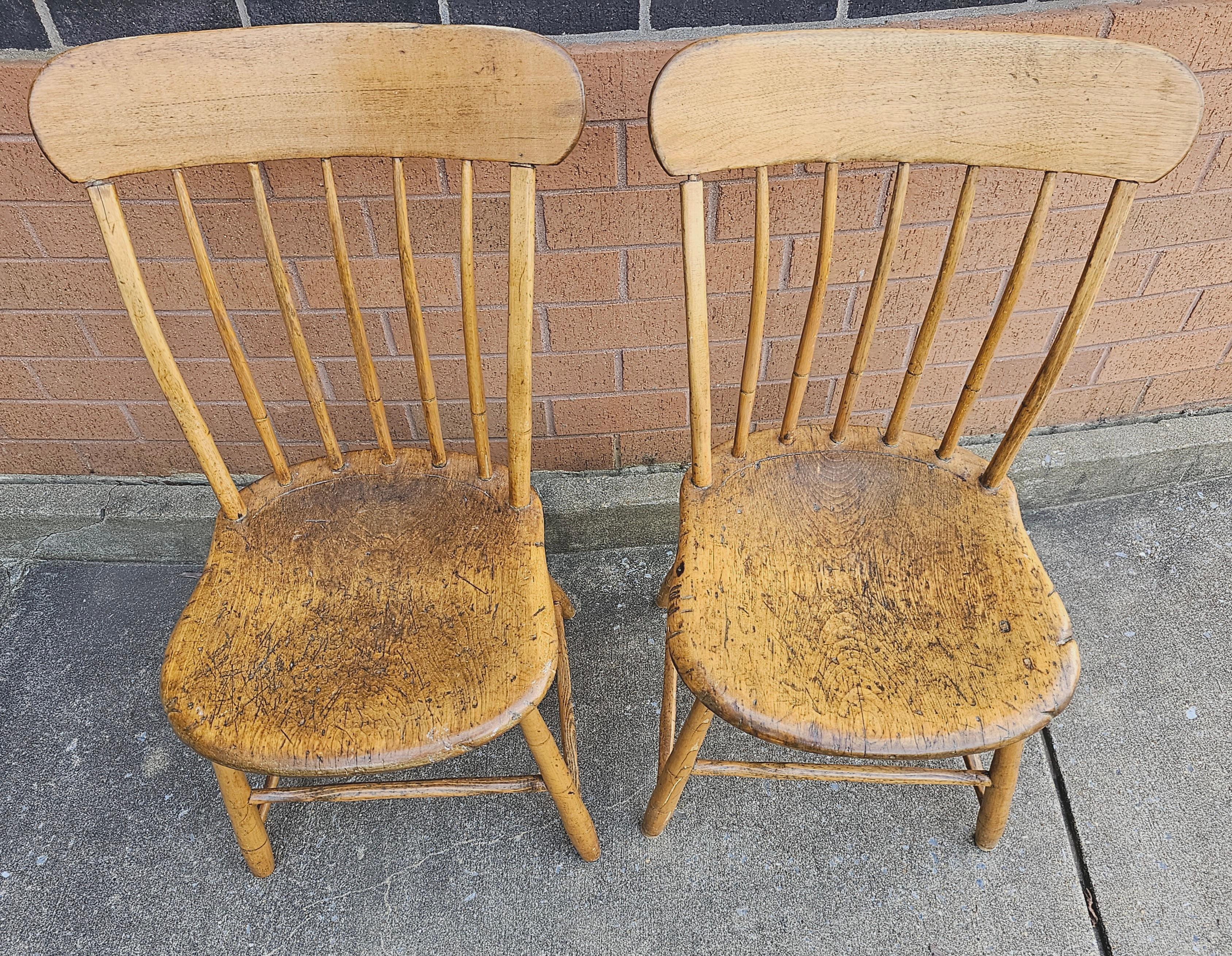 Pair of Early American Patinated Maple Plank Chairs, Circa Mid 19th Century In Good Condition For Sale In Germantown, MD