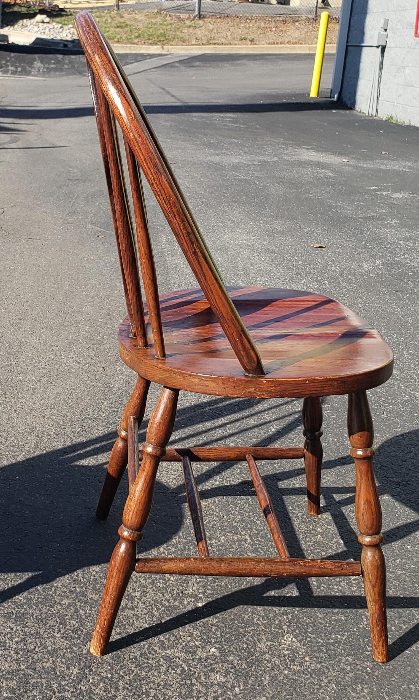 Pair of Early American Style Wide Stained Oak Windsor Side Chairs In Good Condition For Sale In Germantown, MD