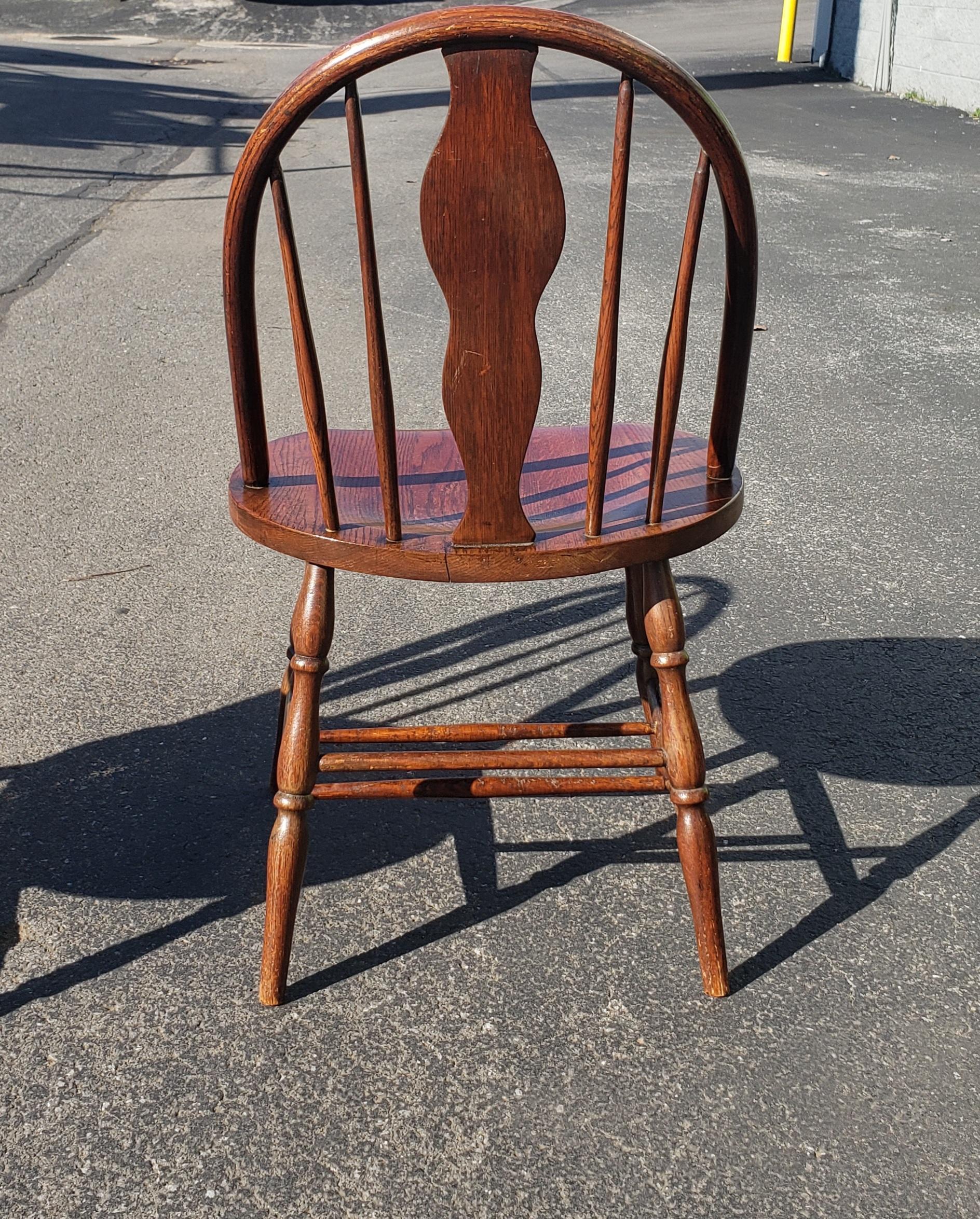 20th Century Pair of Early American Style Wide Stained Oak Windsor Side Chairs For Sale