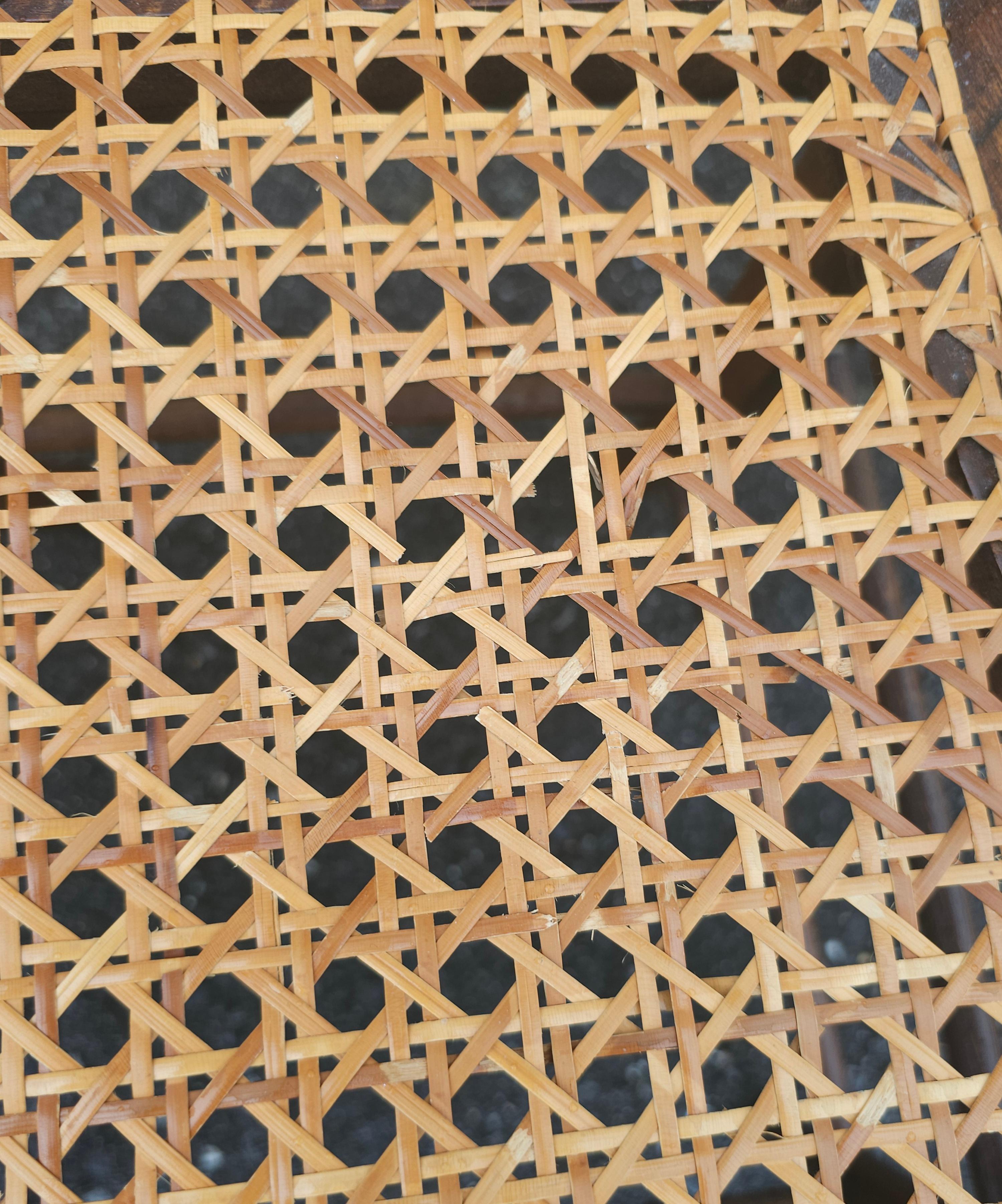 Paire de chaises d'appoint à dossier en fuseau en noyer et à assise en rotin du début de l'Amérique Bon état - En vente à Germantown, MD