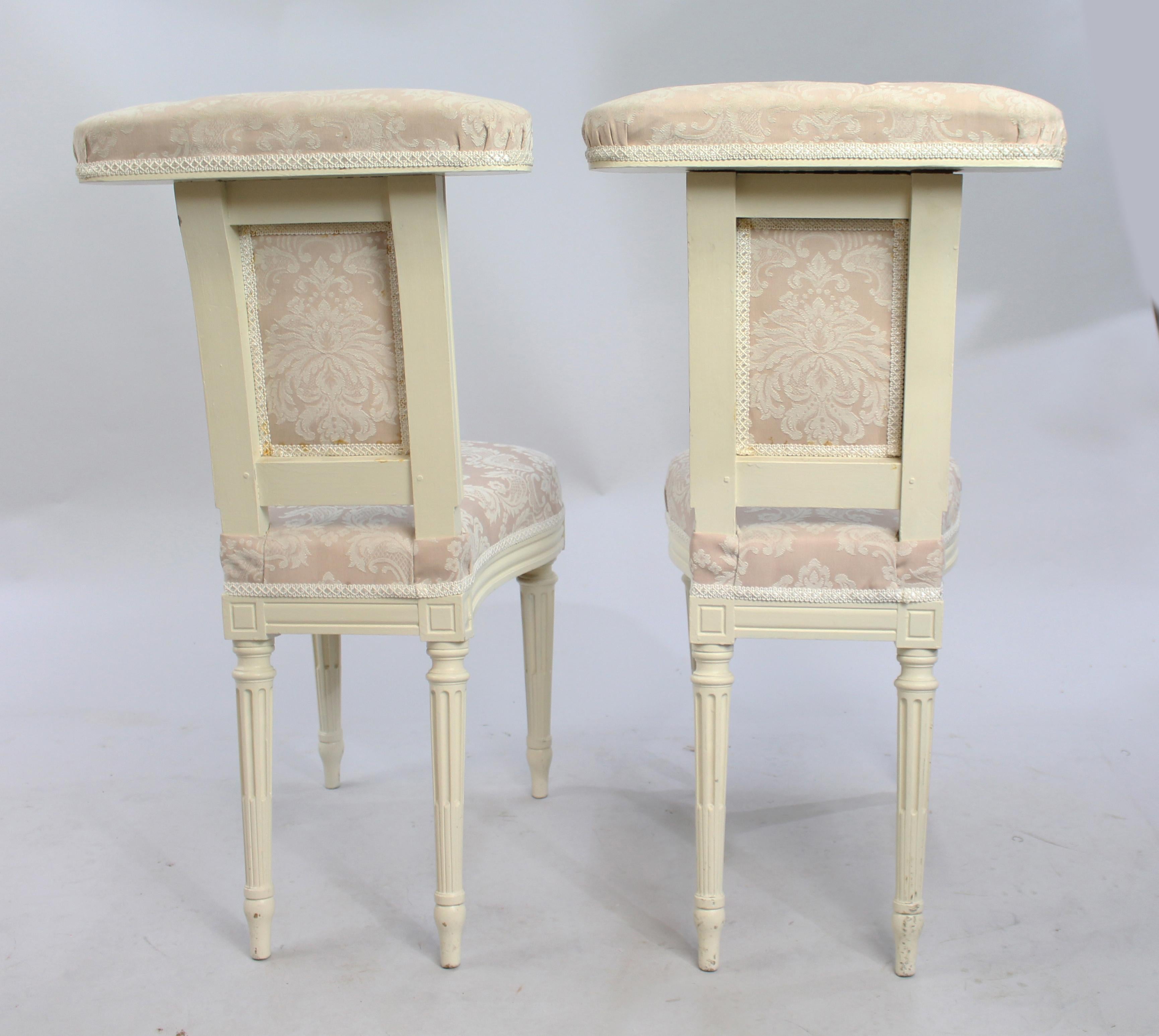 Pair of Early Antique French Painted Voyeuse Chairs In Good Condition For Sale In Worcester, GB