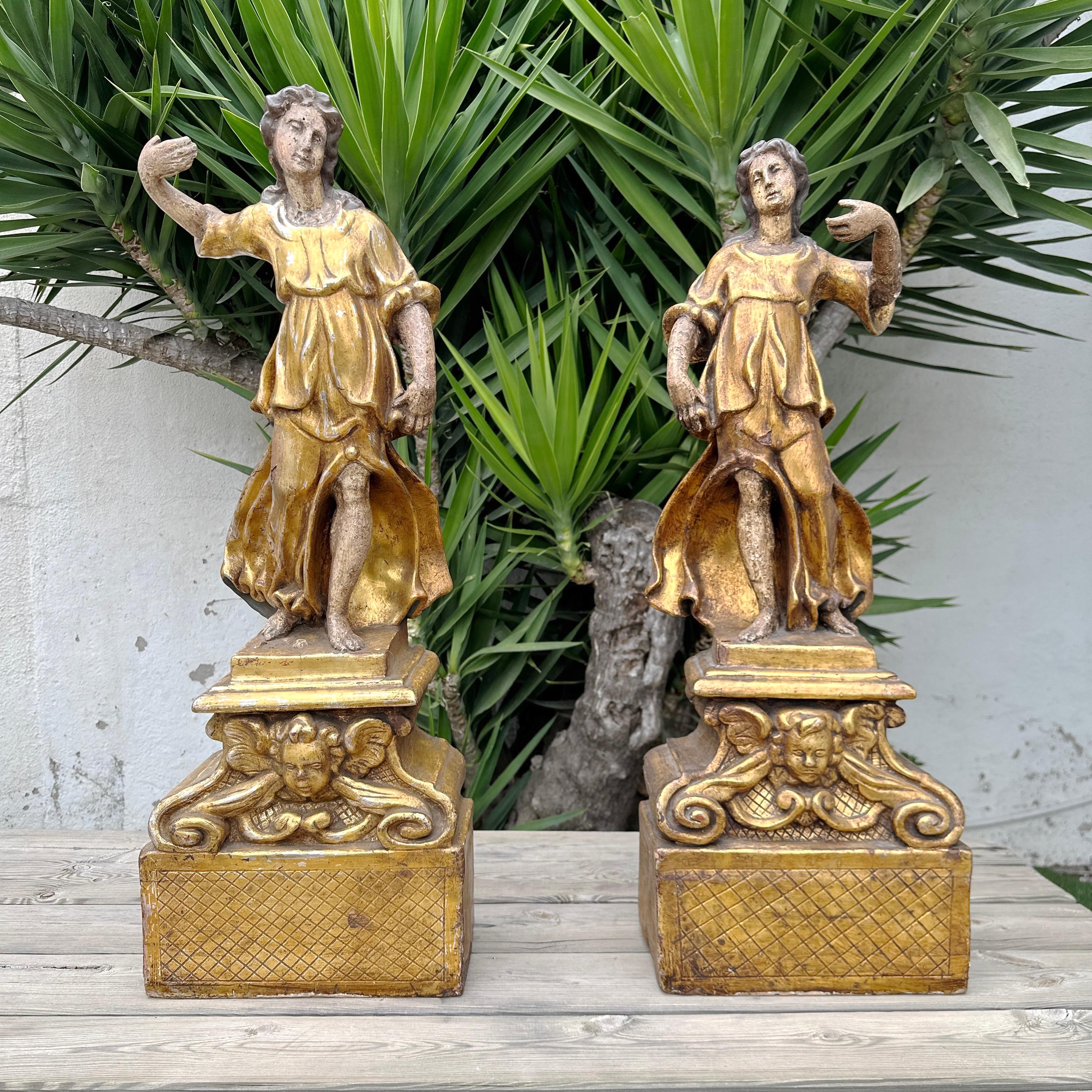 Questa eccezionale coppia di figure in legno intagliato riflette l'estetica del primo barocco dell'Italia settentrionale tra la fine del XVI e l'inizio del XVII secolo. Eseguita con dinamismo espressivo, ogni figura è adornata da fluenti abiti