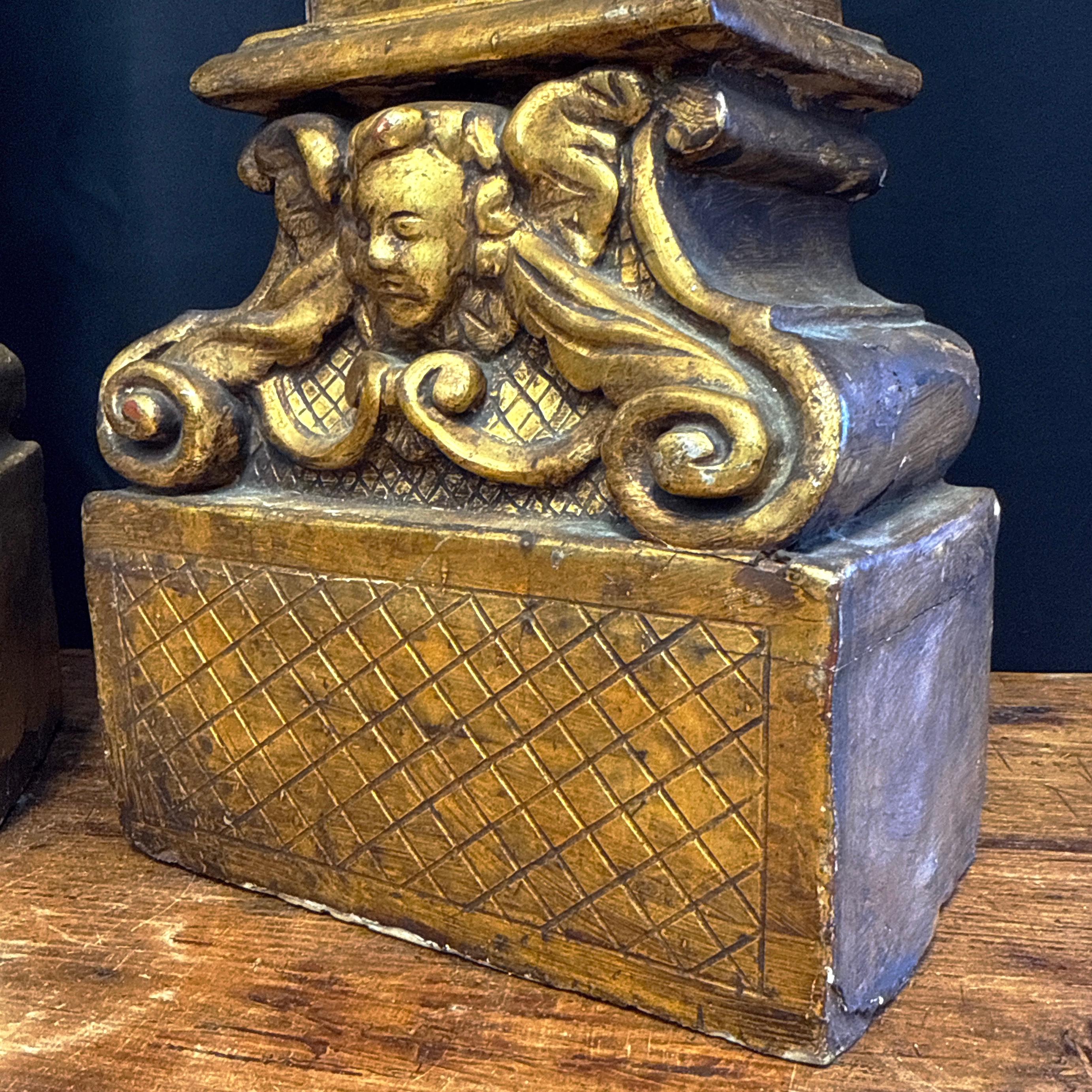 Coppia di figure di cornucopia in legno dorato del primo barocco italiano settentrionale in vendita 1