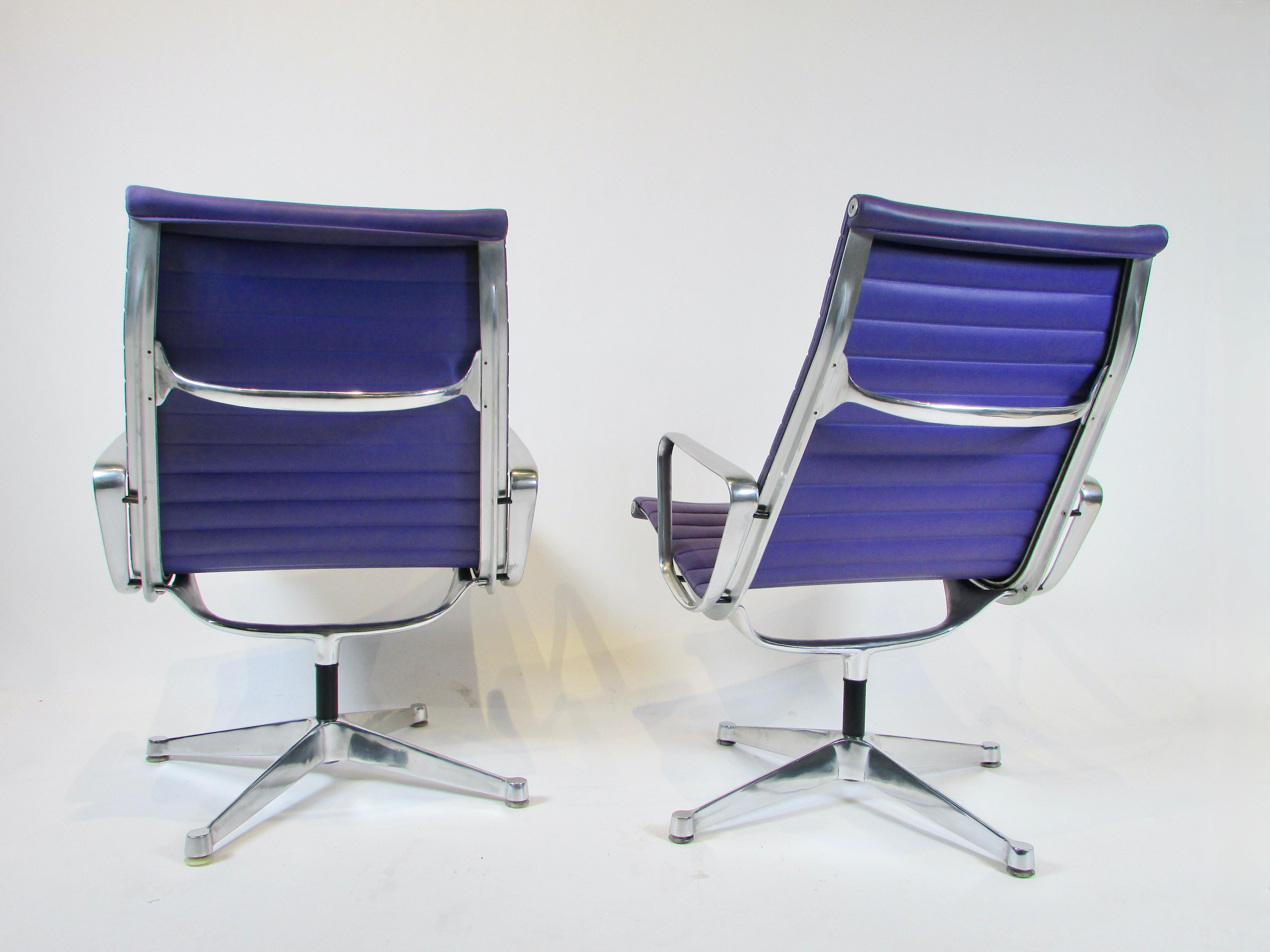 Mid-Century Modern Paire de fauteuils de salon pivotants Eames Herman Miller en aluminium à base ancienne en vente