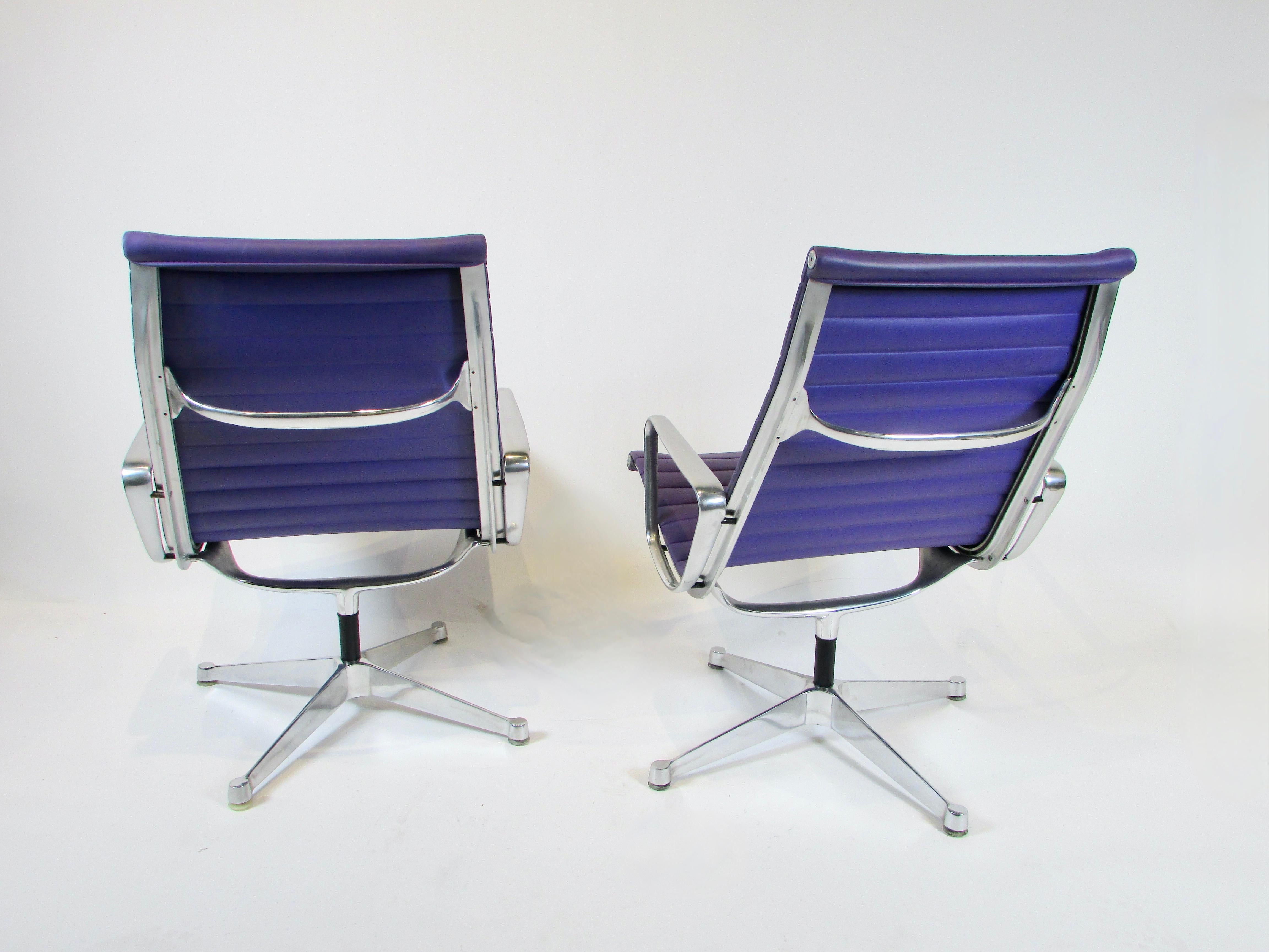 Mid-Century Modern Pair of Early Base Eames Herman Miller Aluminum Group Swivel Lounge Chairs For Sale