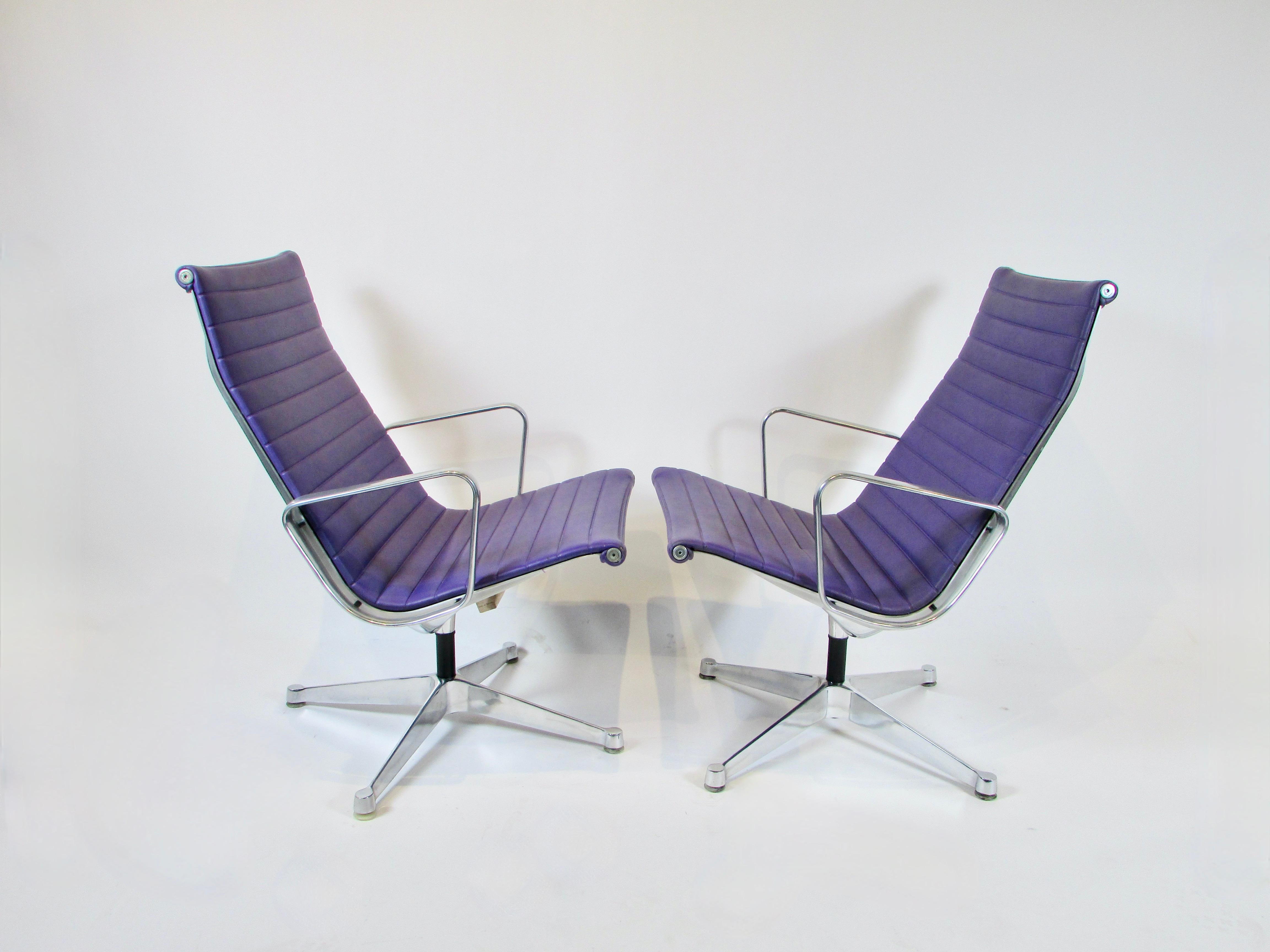 Pair of Early Base Eames Herman Miller Aluminum Group Swivel Lounge Chairs In Good Condition For Sale In Ferndale, MI