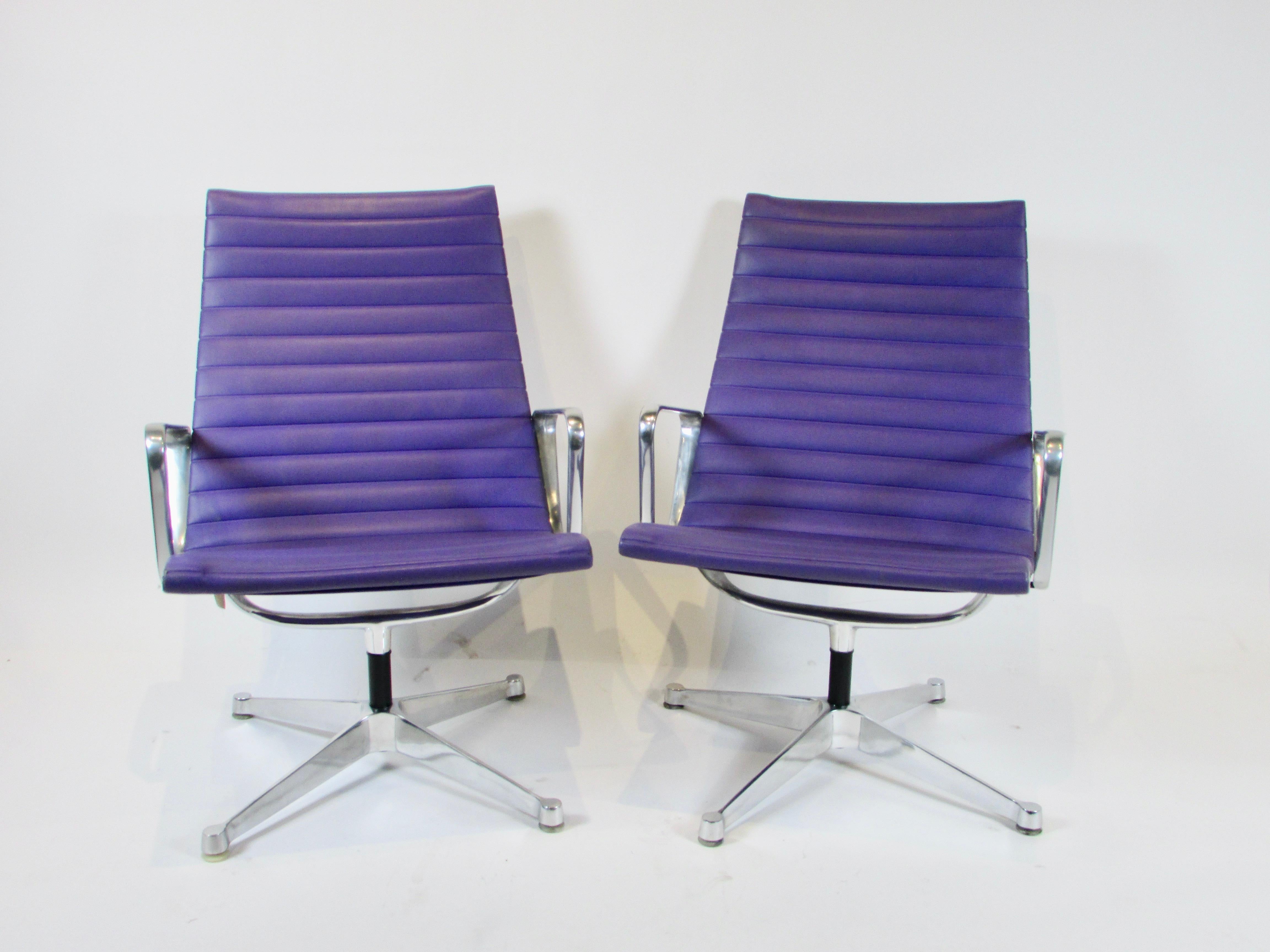 Pair of Early Base Eames Herman Miller Aluminum Group Swivel Lounge Chairs For Sale 1