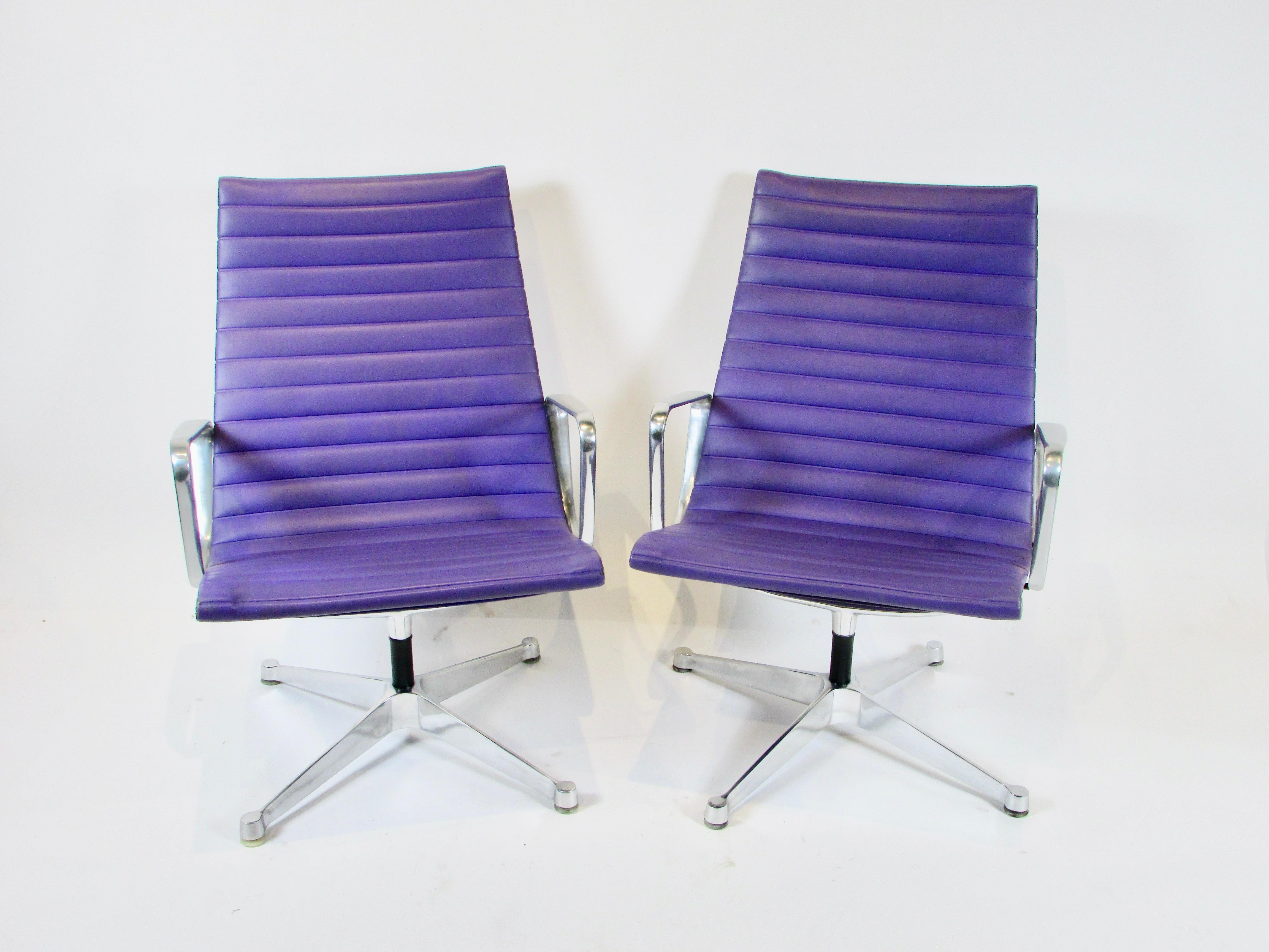 Pair of Early Base Eames Herman Miller Aluminum Group Swivel Lounge Chairs For Sale 1