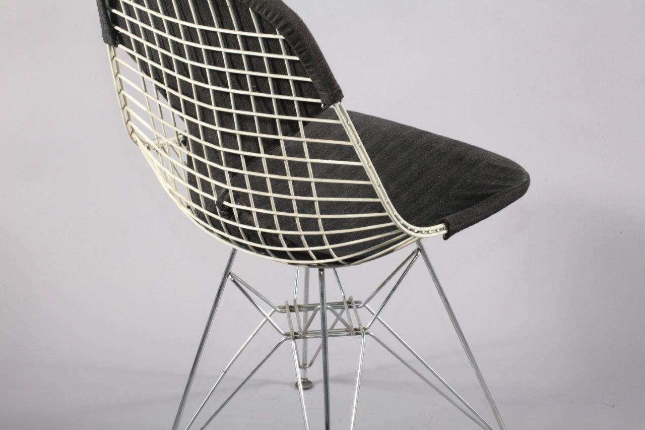Pair of Early Bikini Chairs by Charles & Ray Eames DKR Dining Chair (Moderne der Mitte des Jahrhunderts)