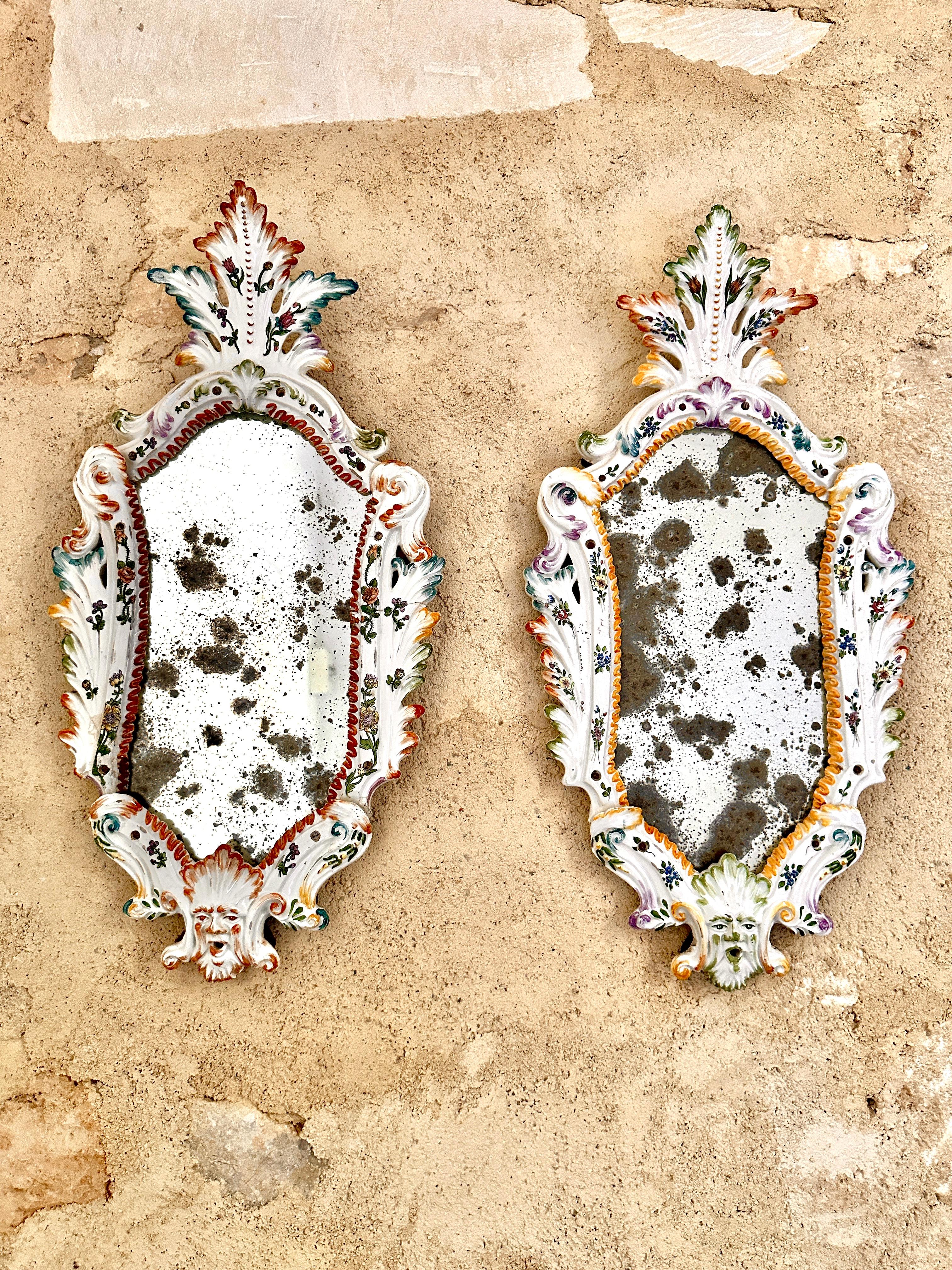Coppia di specchi in ceramica di Bassano dell'inizio del XIX secolo. 

Superbi e rari specchi veneziani policromi con lastre di mercurio originali. Dipinto a mano con motivi floreali, mascaroni e palmette ad arco. Schienali in legno con marchi di