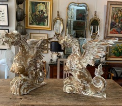 Paire de griffons italiens en chêne sculpté, datant du début du XIXe siècle