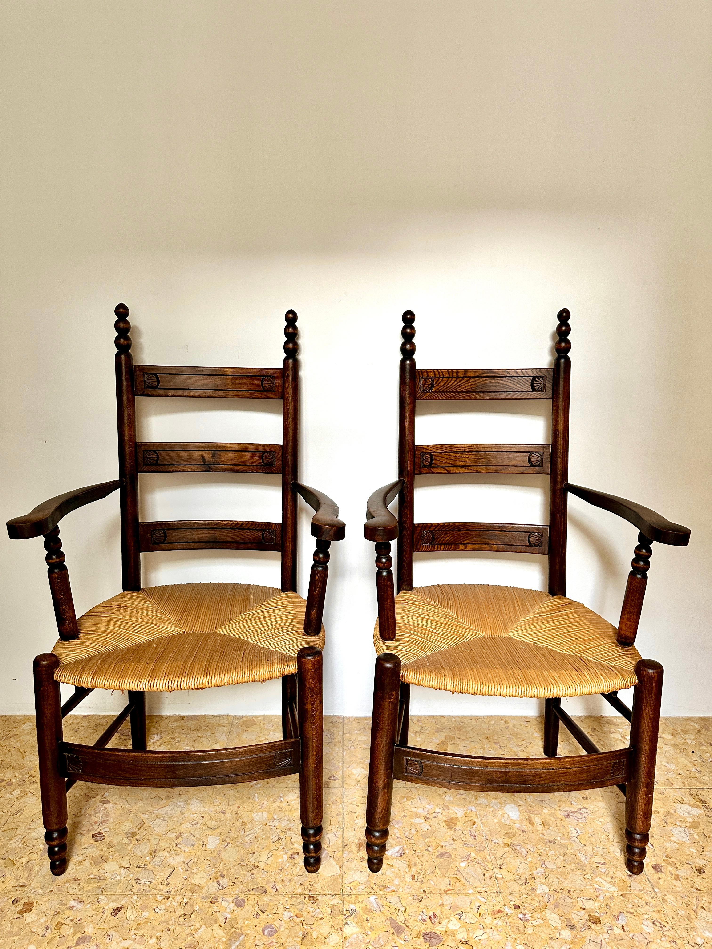 Pareja de sillones con asiento de junco bretón de principios del siglo XX.

Magníficas sillas de asiento de roble y junco con orejas de canilla, patas y apoyabrazos. Los bastidores delanteros y los respaldos en escalera presentan motivos tallados de