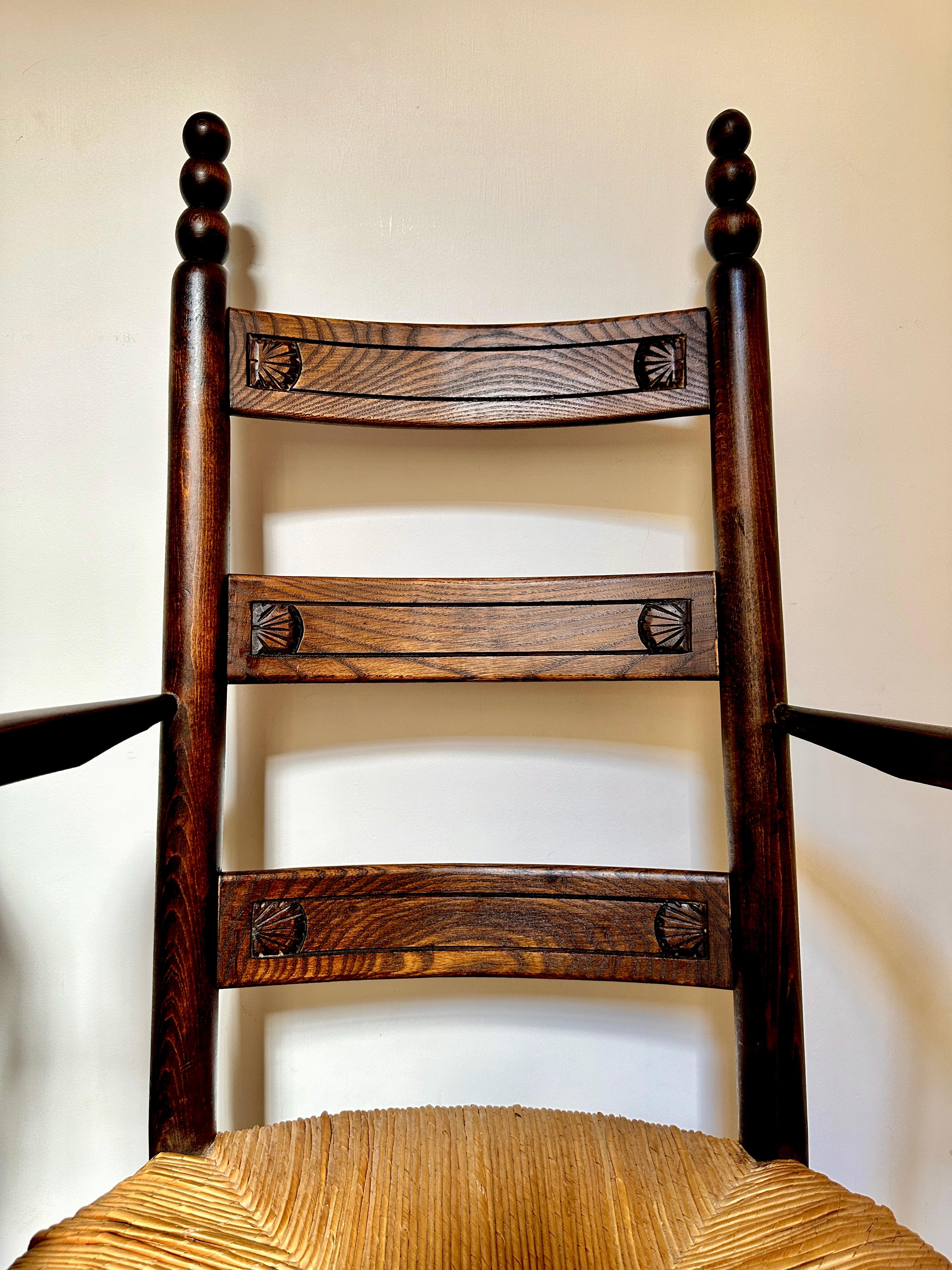 Pareja de sillones bretones de principios del siglo XX con asiento de junco Francés en venta