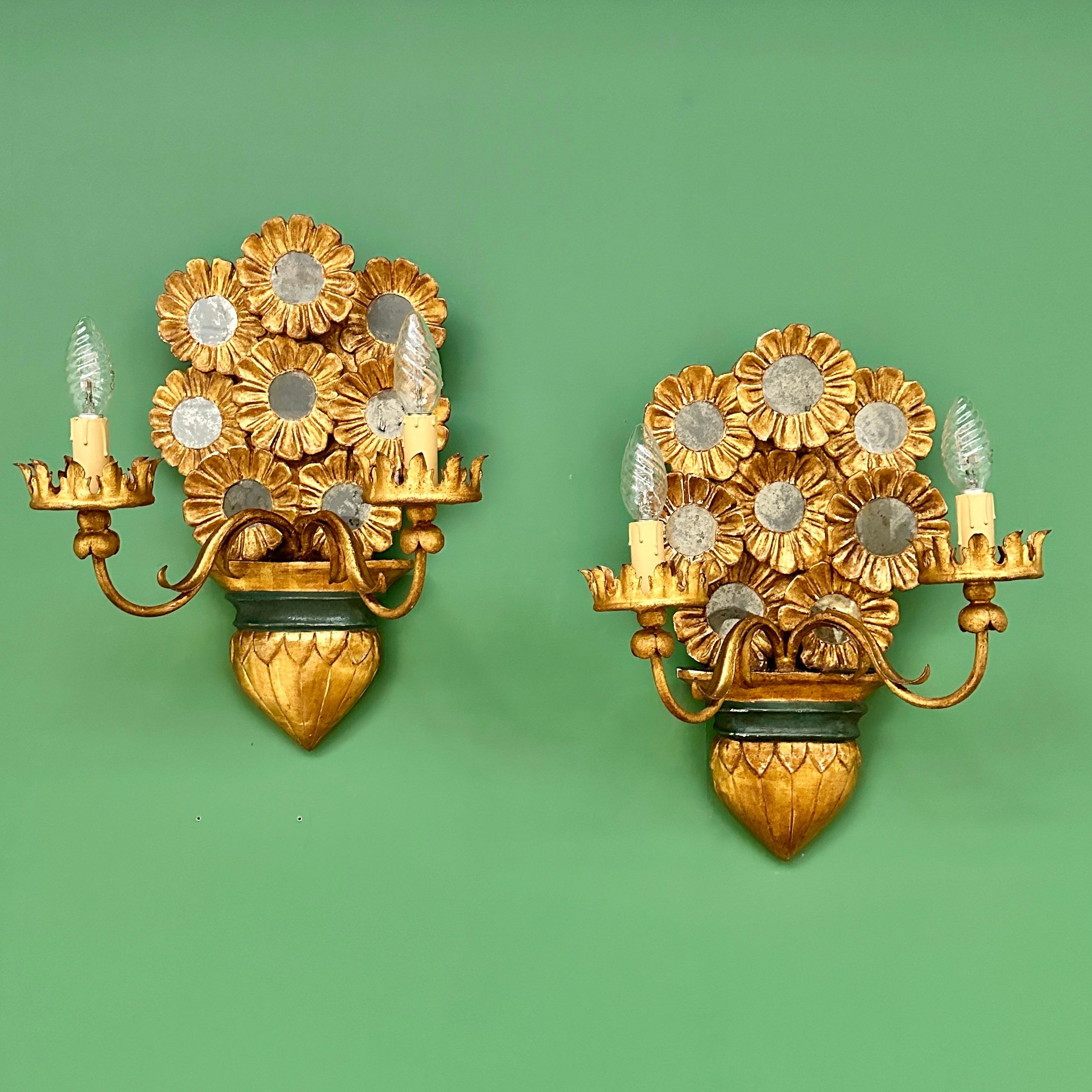 Paar italienische Wandleuchten aus Goldholz aus dem frühen 20. Jahrhundert (1 von 2 verfügbaren Paaren).

Außergewöhnliche und einzigartige geschnitzte Wandleuchter mit acht dekorativen Blumen, die jeweils mit einem wunderschön gebrochenen Spiegel