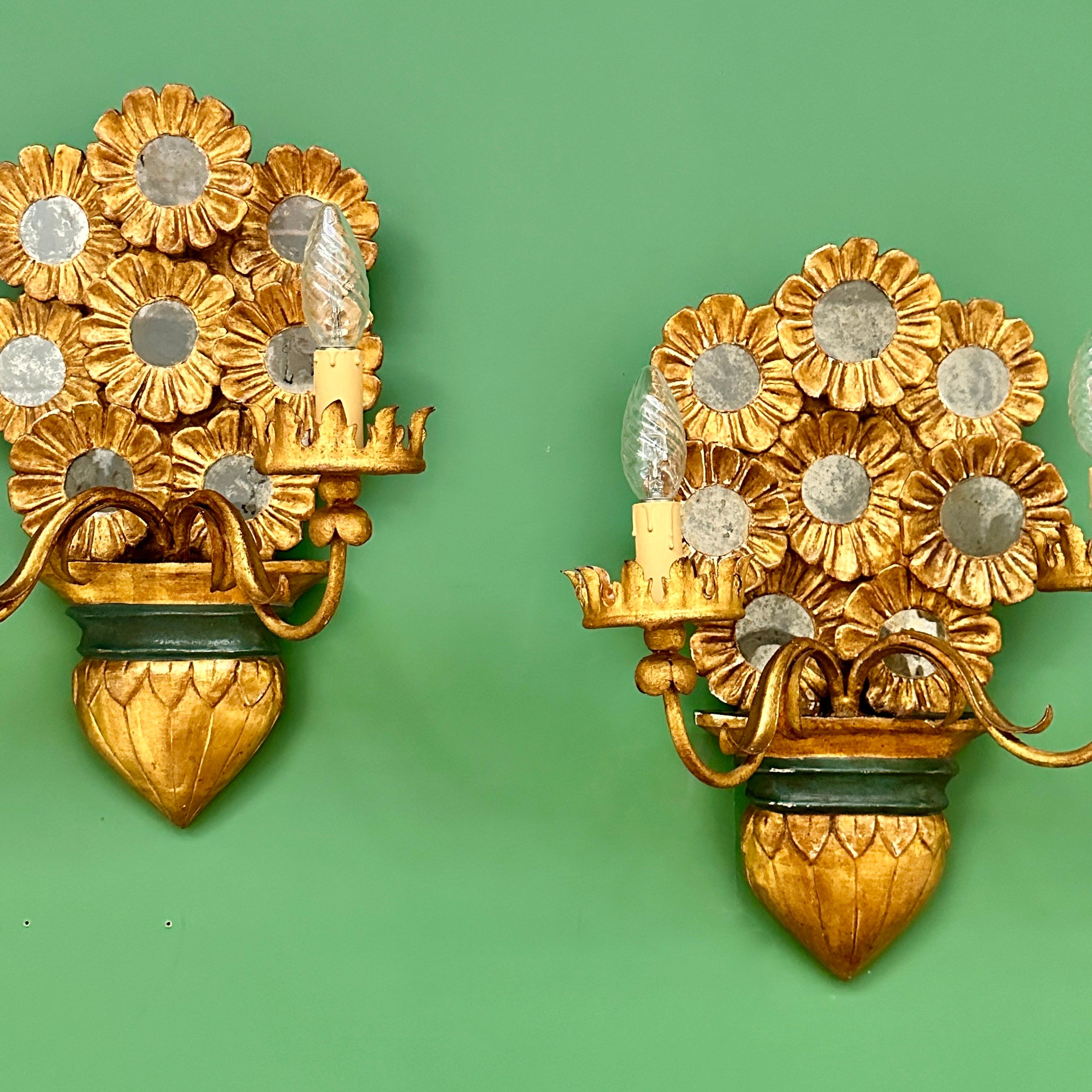 Pair Of Early C20th Italian Giltwood Wall Lights (1 of 2 pairs available) In Good Condition For Sale In London, GB
