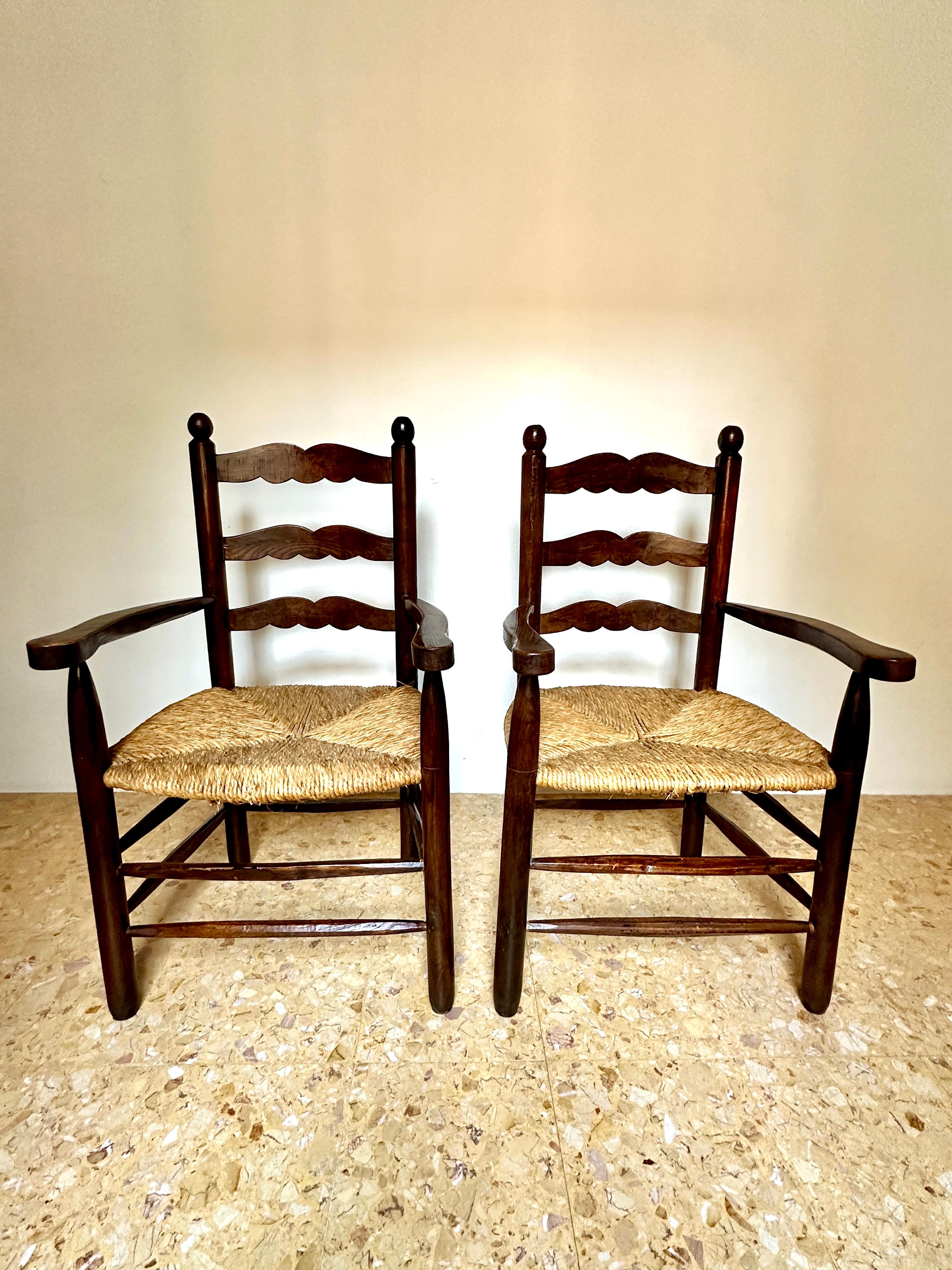 Paire de fauteuils en jonc provençal du début du 20e siècle.

Merveilleuses chaises rustiques en chêne sculptées à la main dans le Luberon. En excellent état, solide, avec quelques légères traces d'usure dues à l'âge.

Hauteur 101cm Largeur 58cm