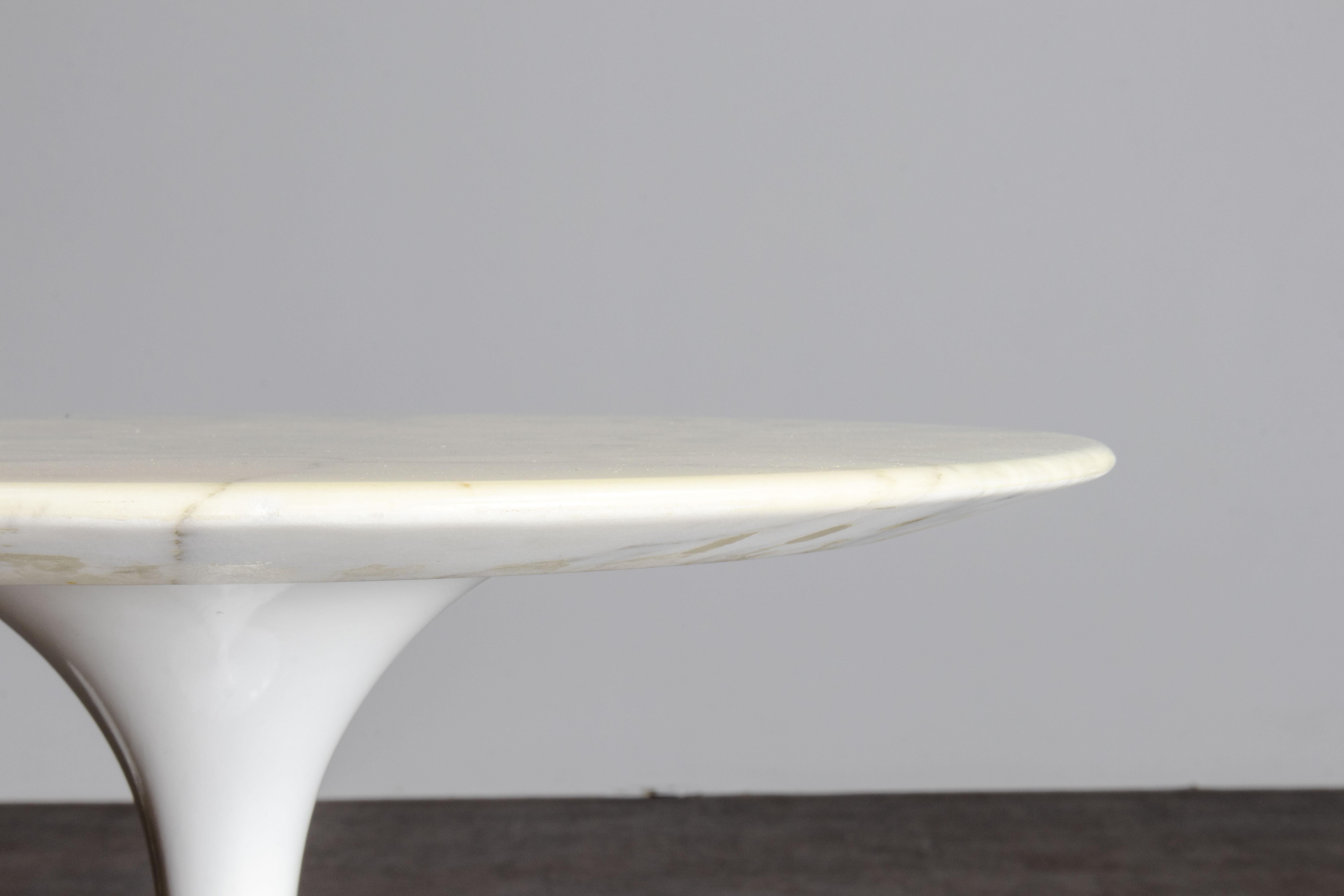 Pair of Early Carrara Marble Saarinen Tulip Side Table for Knoll International For Sale 2