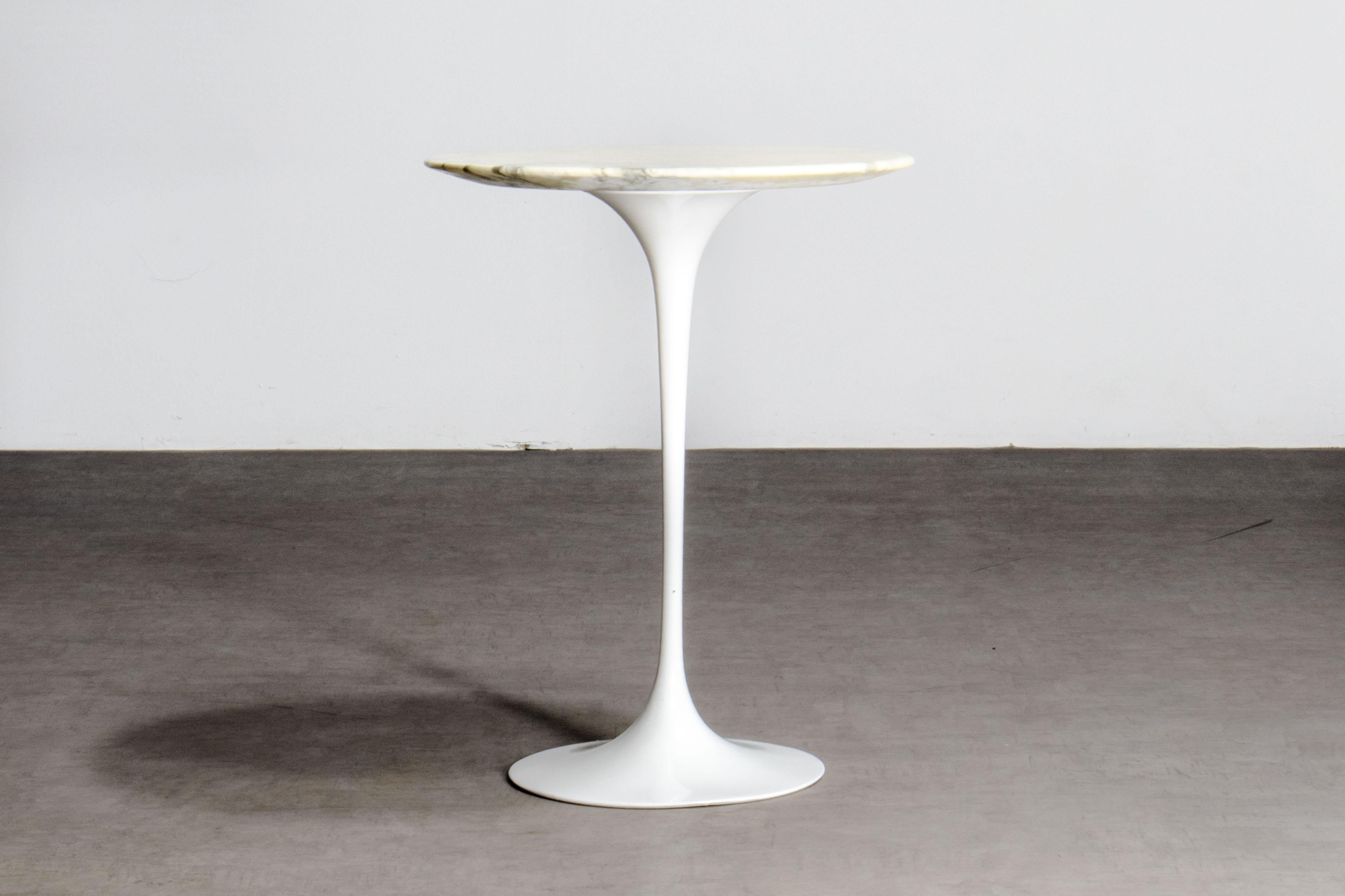 Pair of Early Carrara Marble Saarinen Tulip Side Table for Knoll International In Good Condition For Sale In Grand Cayman, KY