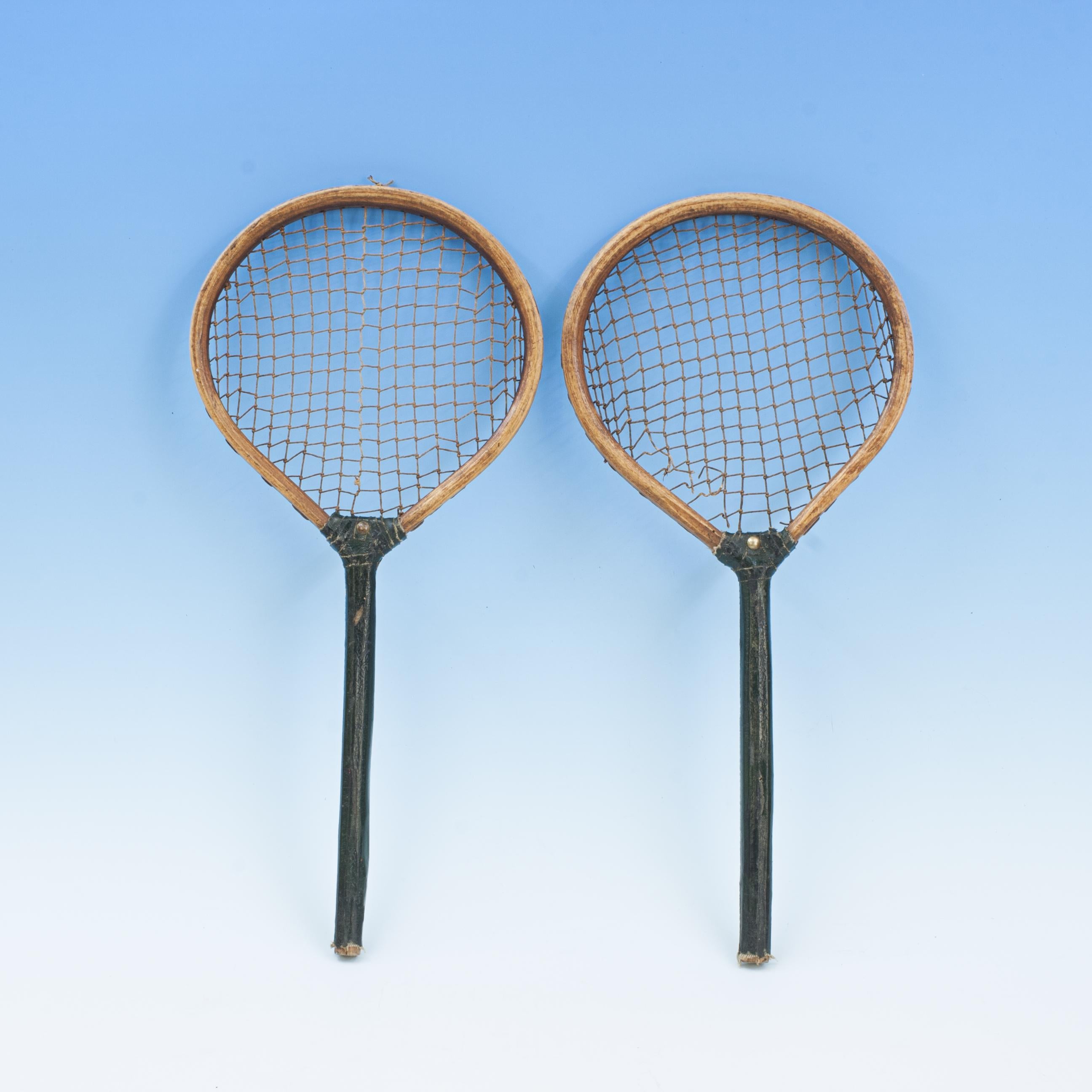 Paire de raquettes anciennes pour enfants.
Une charmante paire de raquettes pour enfants. Les raquettes sont construites à partir d'une seule pièce de bois courbée à la vapeur, formant une tête à une extrémité et un manche à l'autre. Le cordage