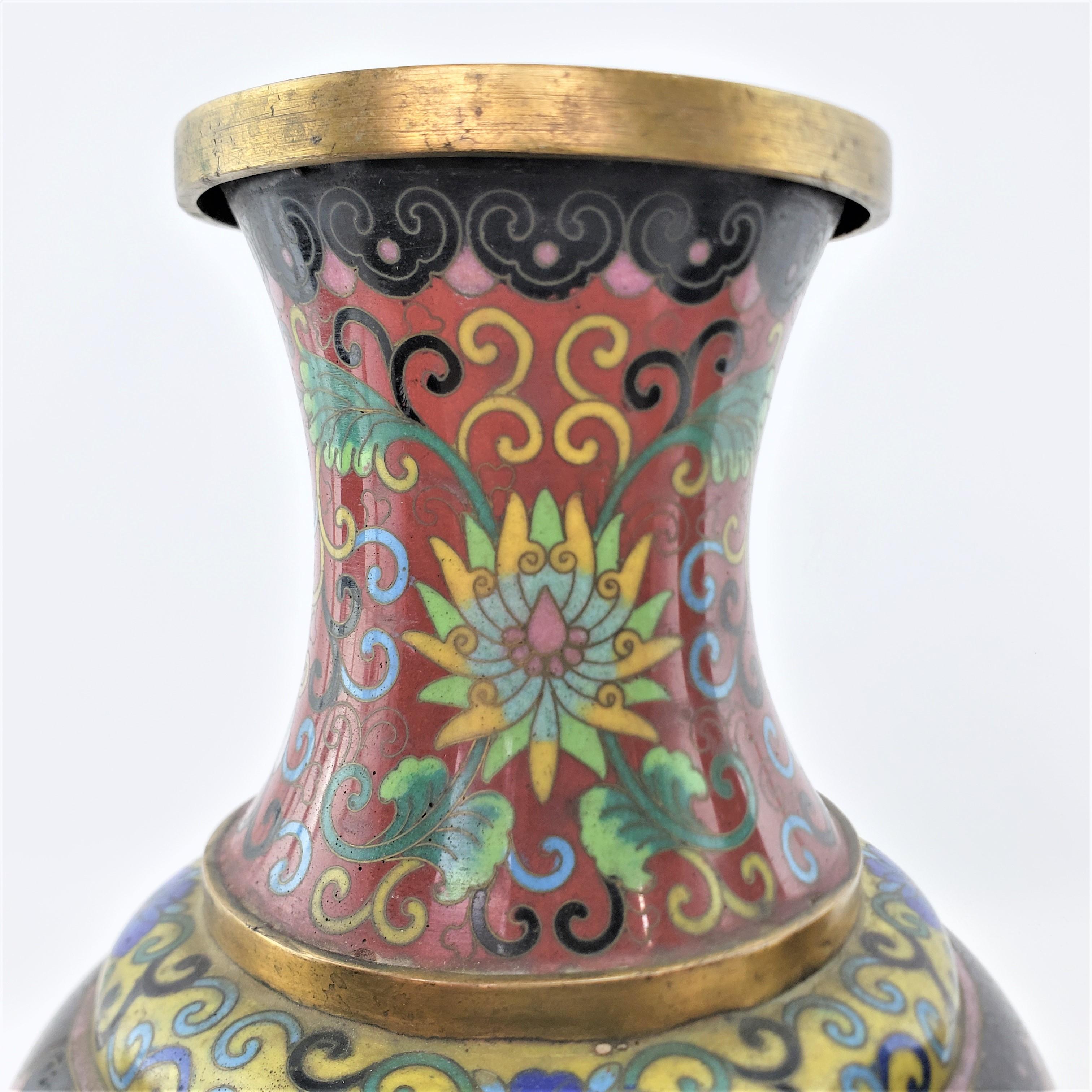 Paar Cloisonné-Vasen aus der frühen chinesischen Republikzeit mit stilisiertem Blumenmotiv im Angebot 4