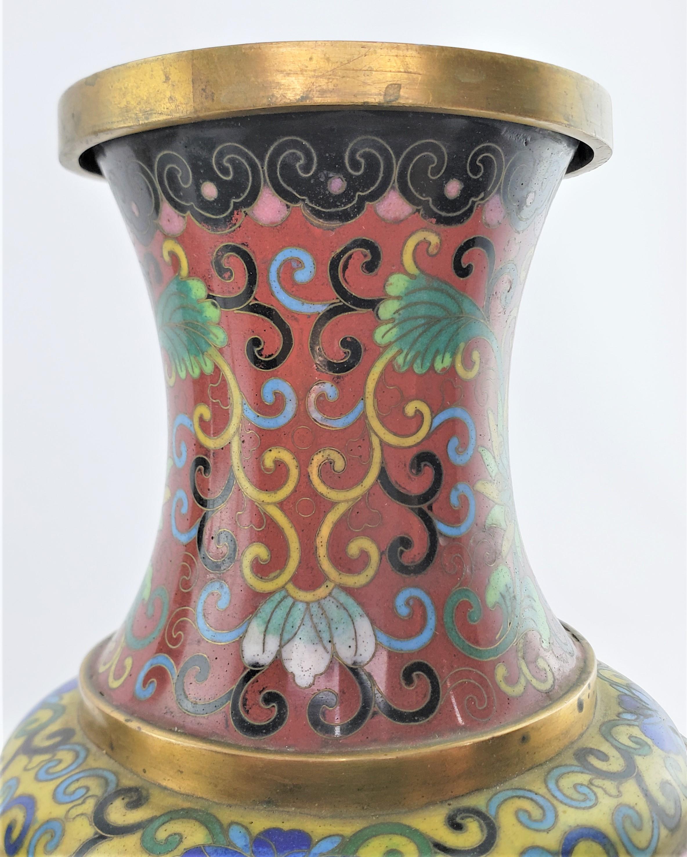 Paar Cloisonné-Vasen aus der frühen chinesischen Republikzeit mit stilisiertem Blumenmotiv im Angebot 5