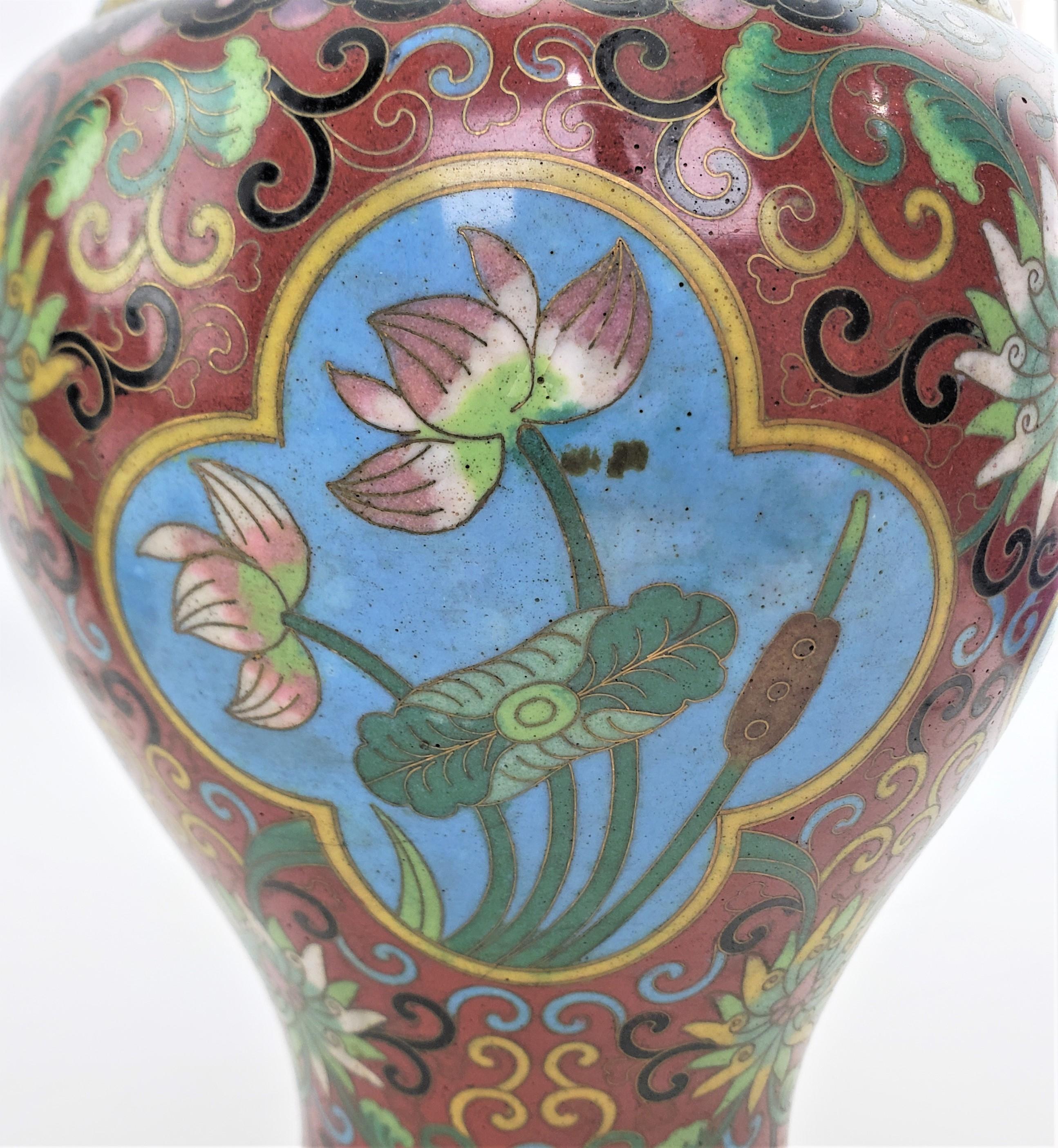 Paar Cloisonné-Vasen aus der frühen chinesischen Republikzeit mit stilisiertem Blumenmotiv im Angebot 9