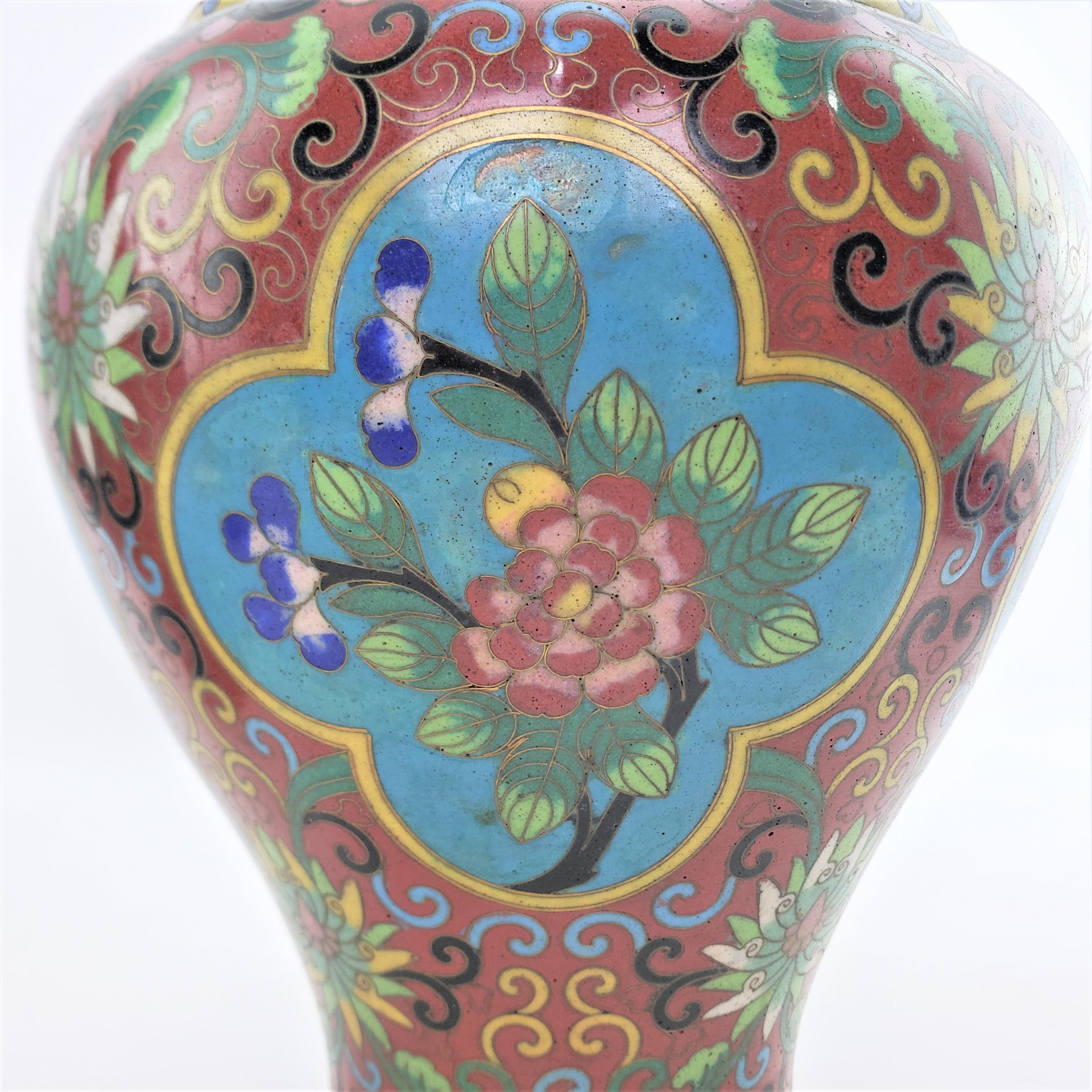 Paar Cloisonné-Vasen aus der frühen chinesischen Republikzeit mit stilisiertem Blumenmotiv im Angebot 10