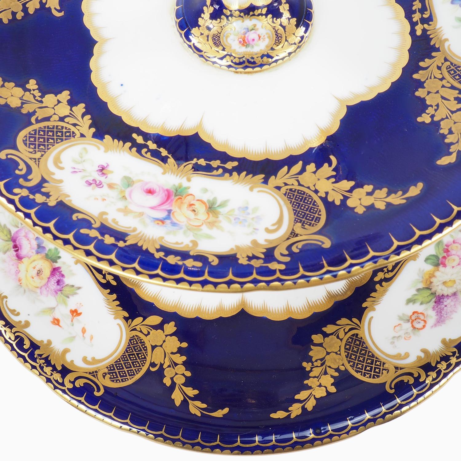 Pair of Early Coalport Porcelain Pedestal Sweetmeat Cake Stands, circa 1815 5