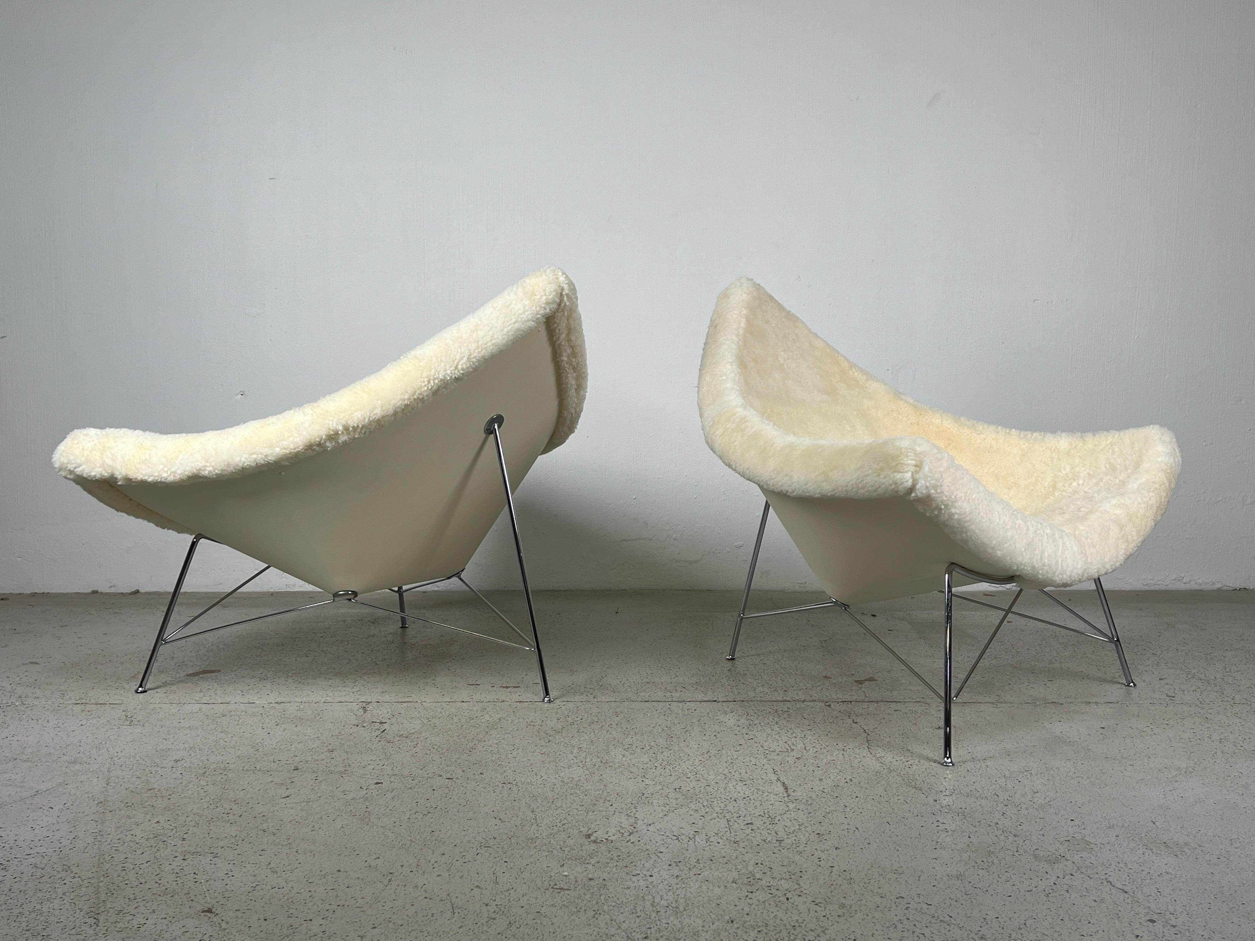 Frühe Kokosnussholzstühle von George Nelson für Herman Miller in Shearling, Paar  (Schaffell und Schafleder) im Angebot