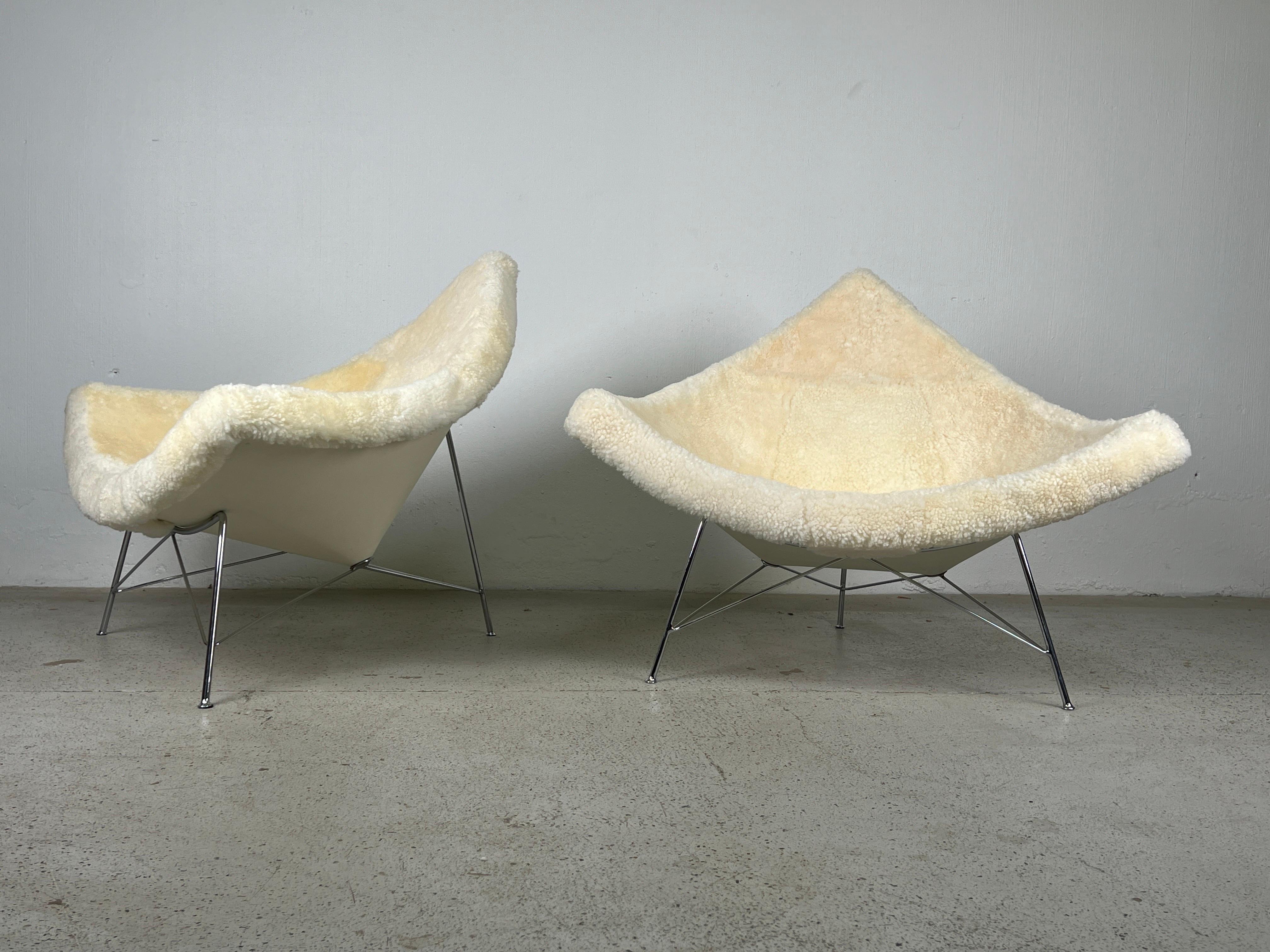 Frühe Kokosnussholzstühle von George Nelson für Herman Miller in Shearling, Paar  im Angebot 3