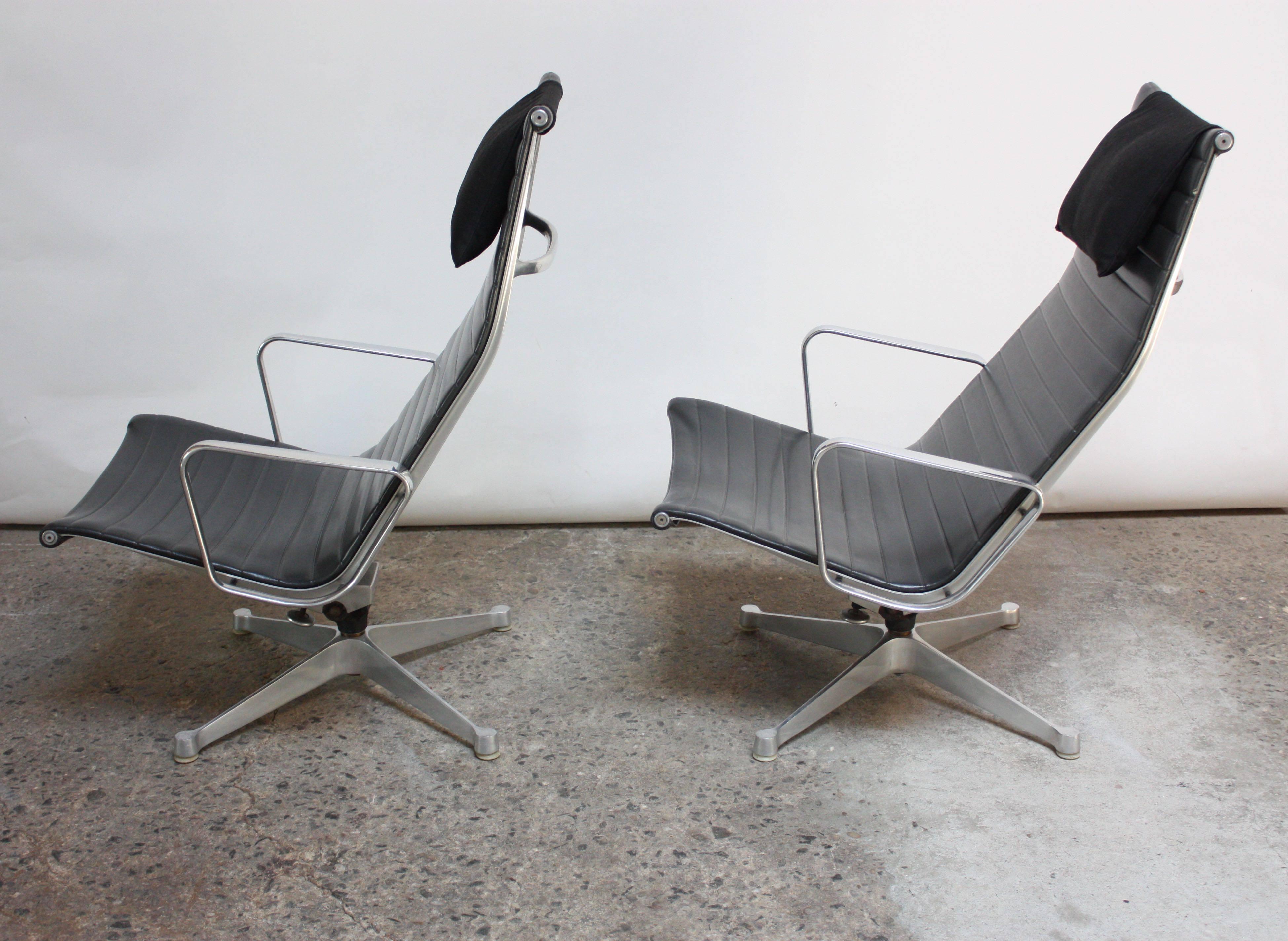 Pair of Early Eames Aluminum Group Chairs for Herman Miller In Good Condition In Brooklyn, NY