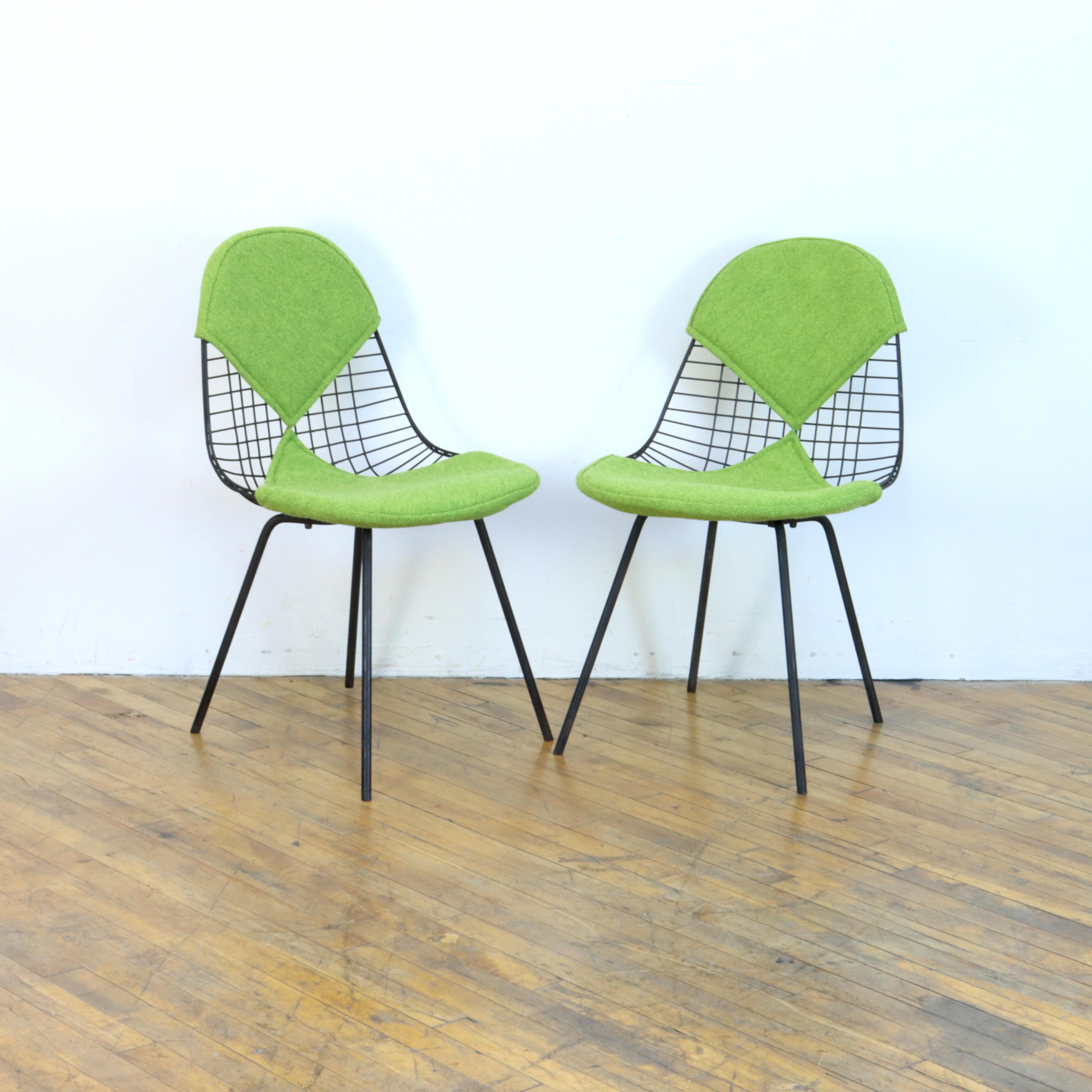 Early pair of DKX chairs by Charles and Ray Eames, produced by Herman Miller featuring the discontinued 