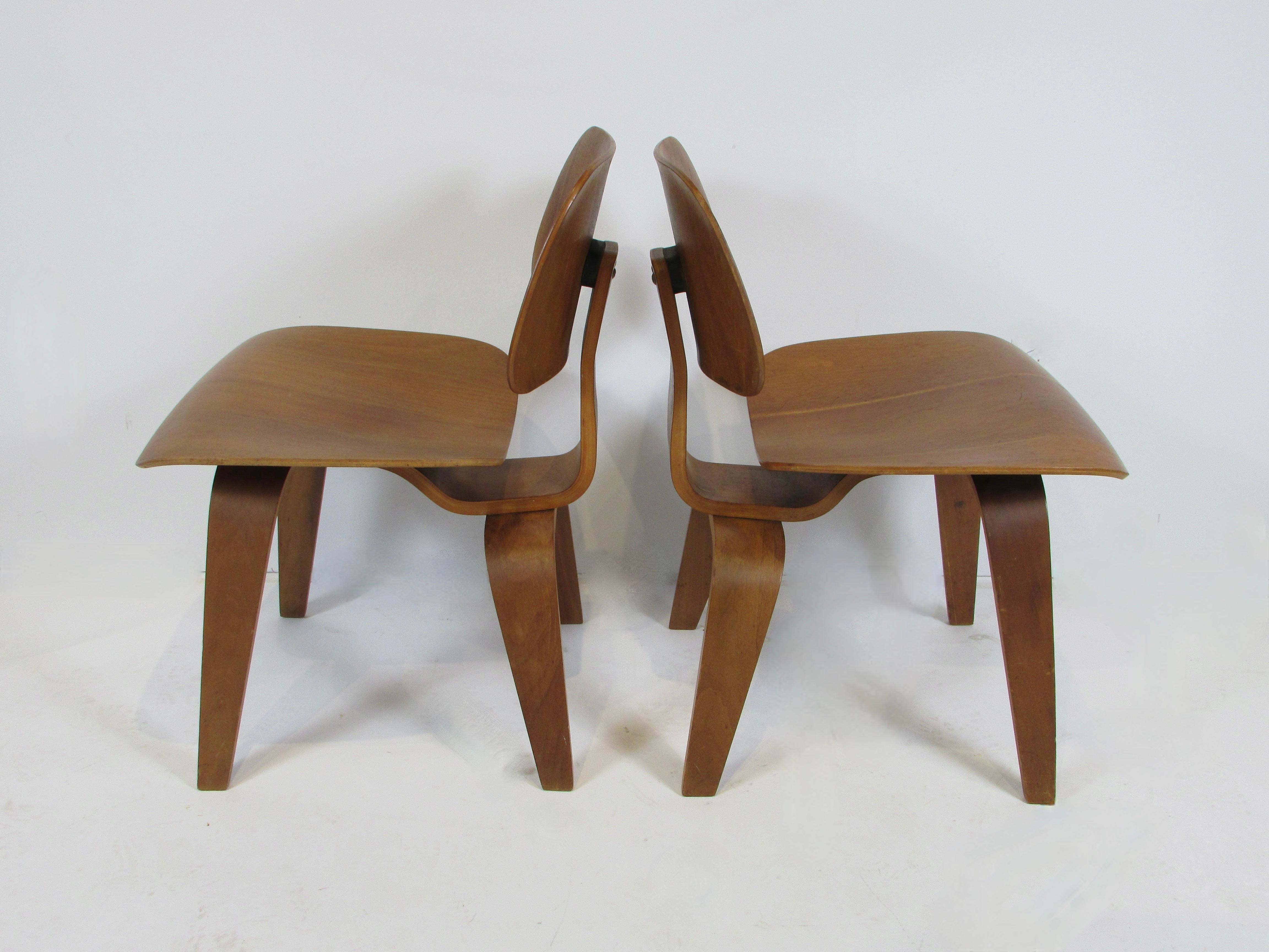 Pair of early Eames Evans Herman Miller walnut DCW chairs with labels For Sale 3