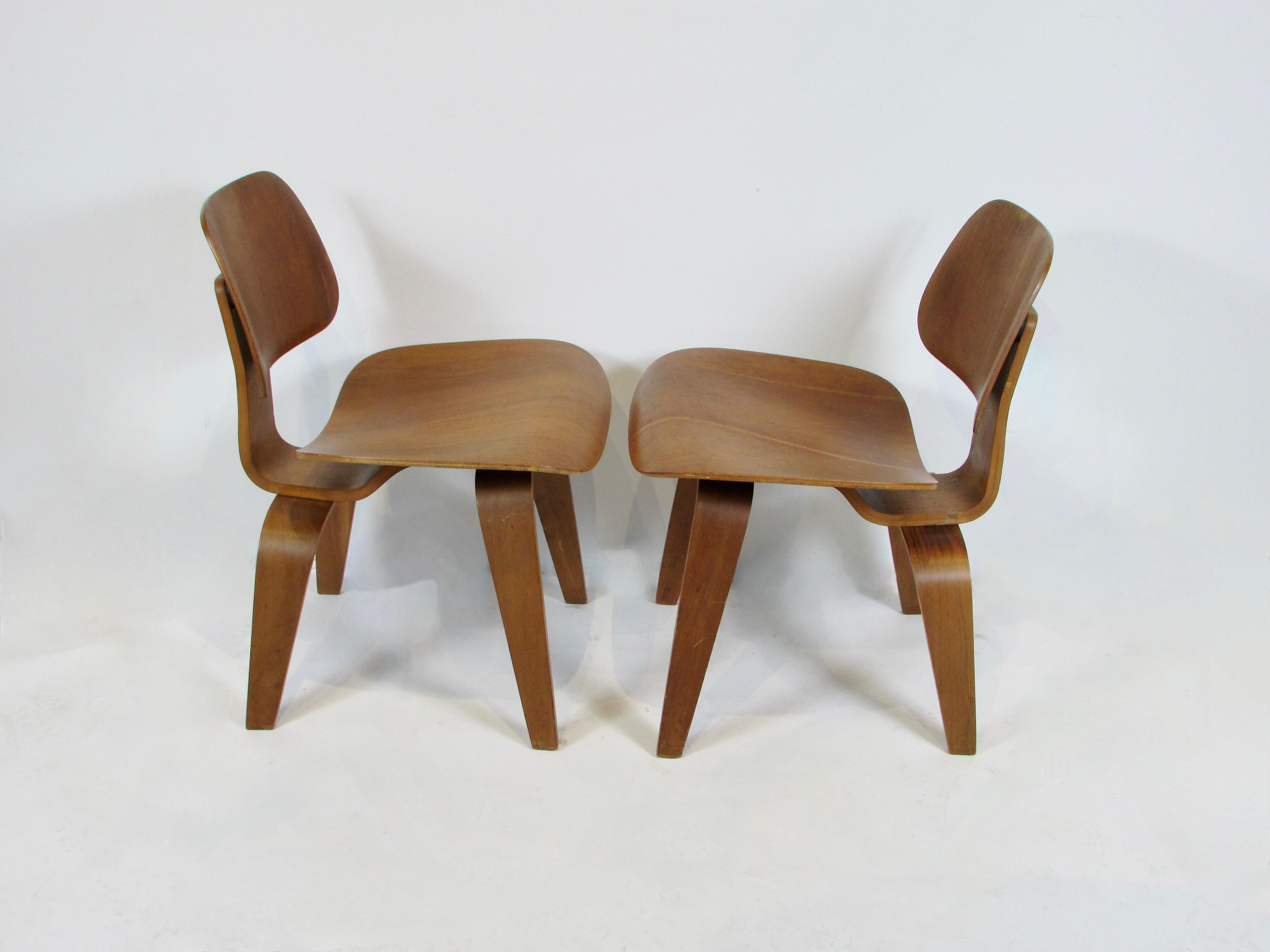 Mid-Century Modern Pair of early Eames Evans Herman Miller walnut DCW chairs with labels For Sale