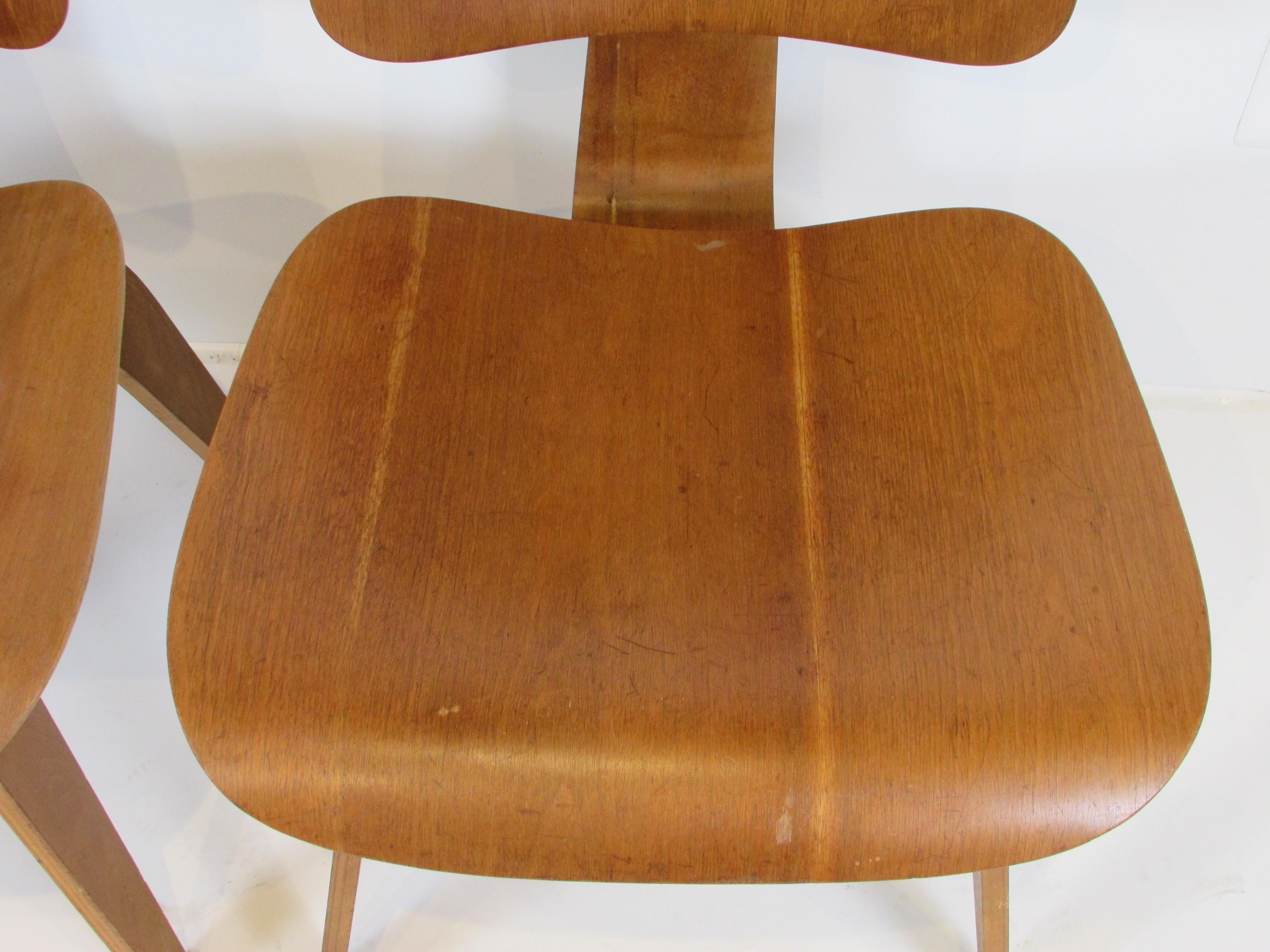 Pair of early Eames Evans Herman Miller walnut DCW chairs with labels In Good Condition For Sale In Ferndale, MI