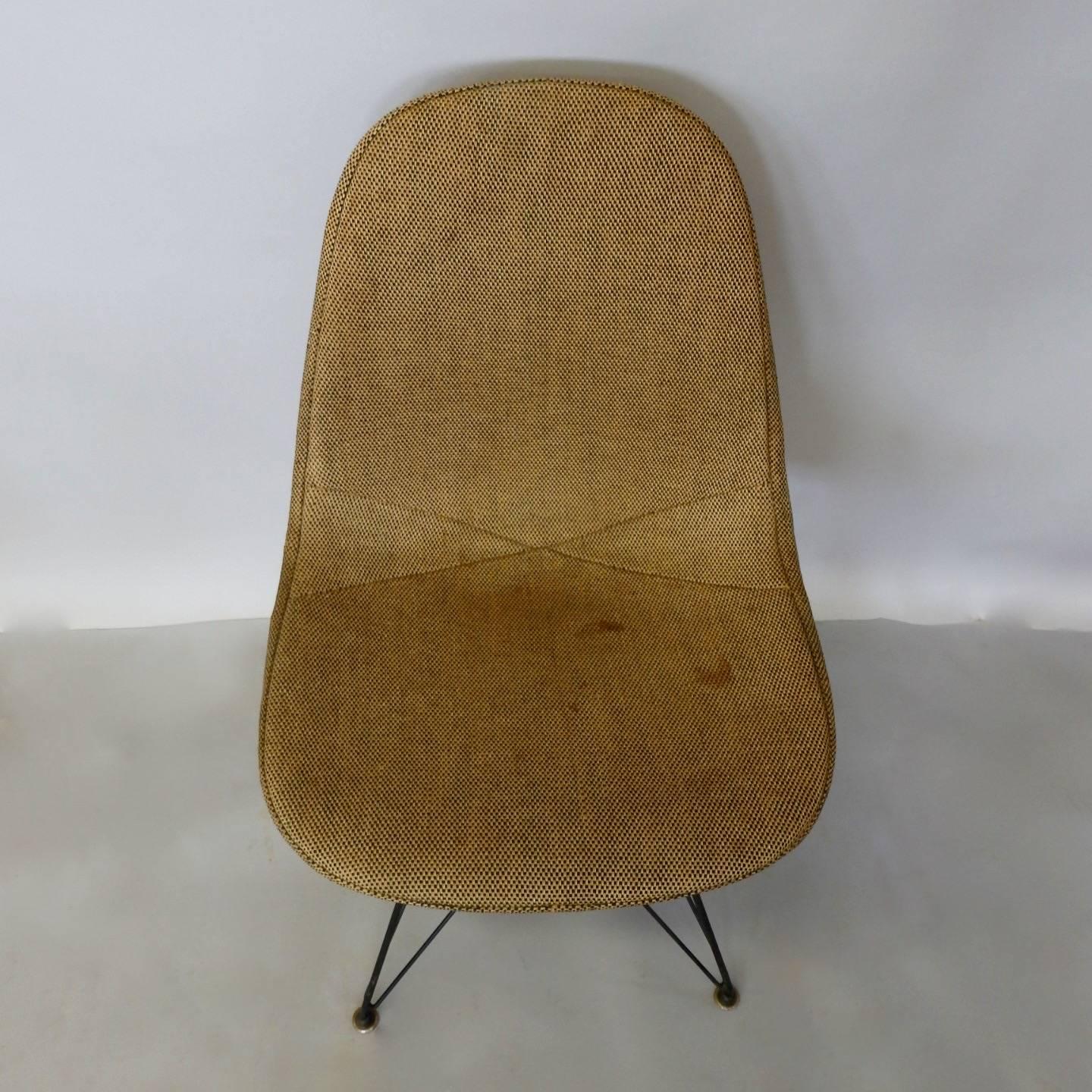 Mid-Century Modern Pair of Early Eames Herman Miller DKR Chairs on Eiffel Tower Bases With Covers For Sale