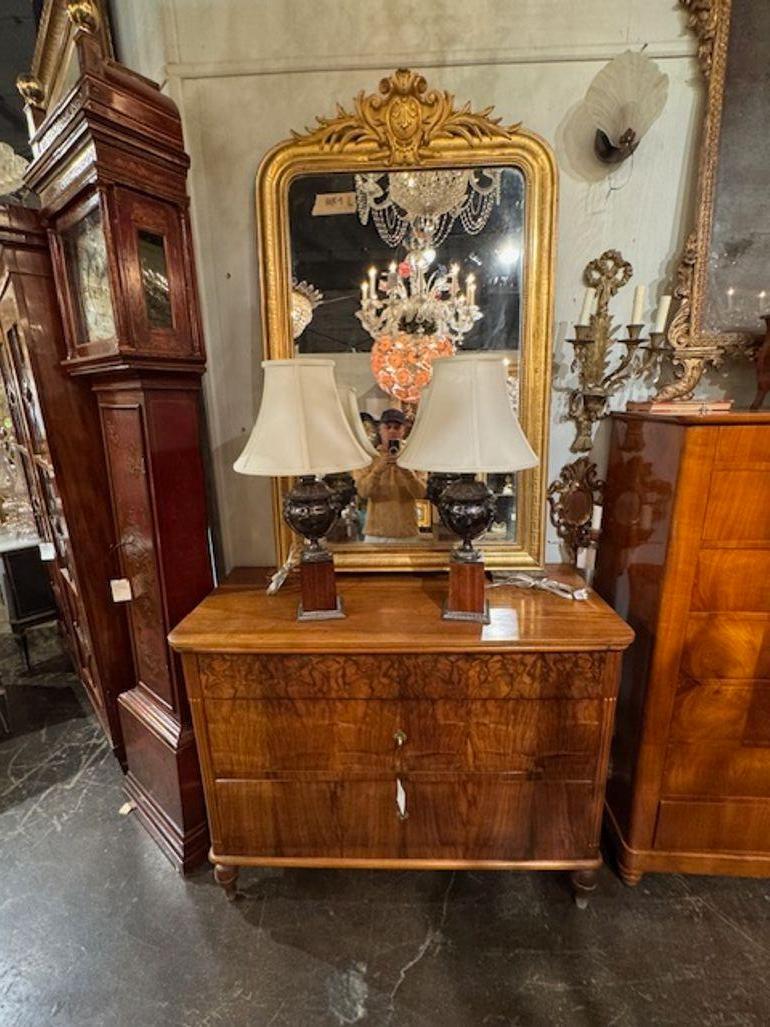 Coppia di urne classiche inglesi in argento dell'inizio del XX secolo, montate come lampade. Circa 1910. Perfetto per gli attuali design di transizione! 15H x 12W x 12D