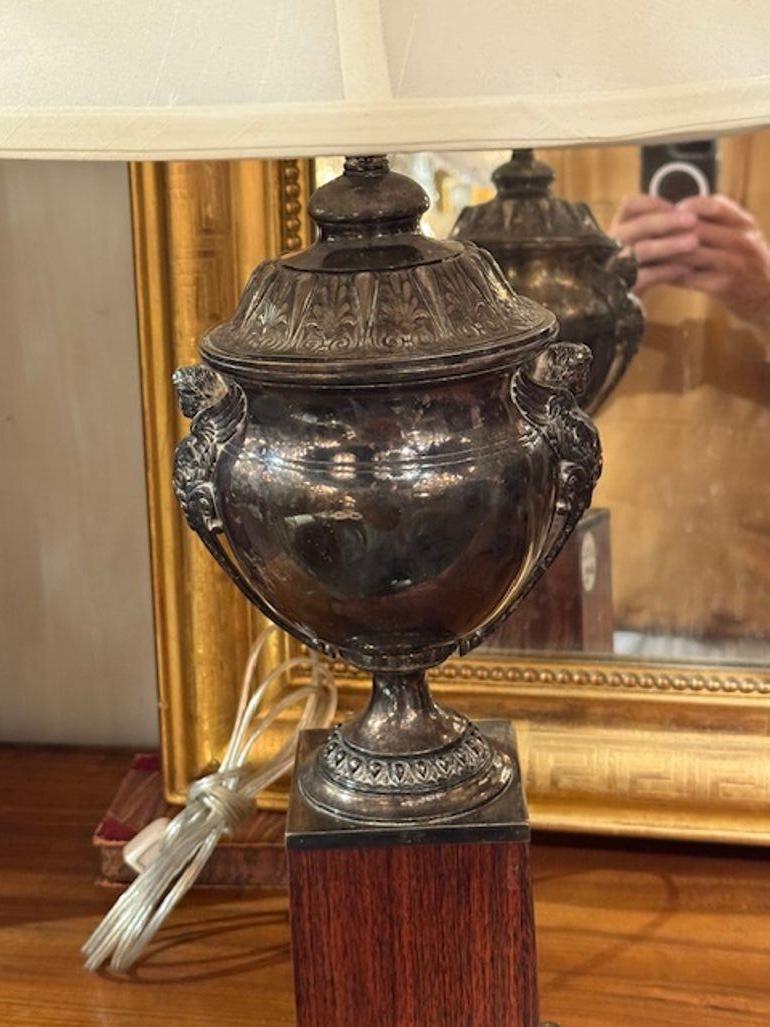 Coppia di lampade inglesi in argento di prima età In condizioni buone in vendita a Dallas, TX
