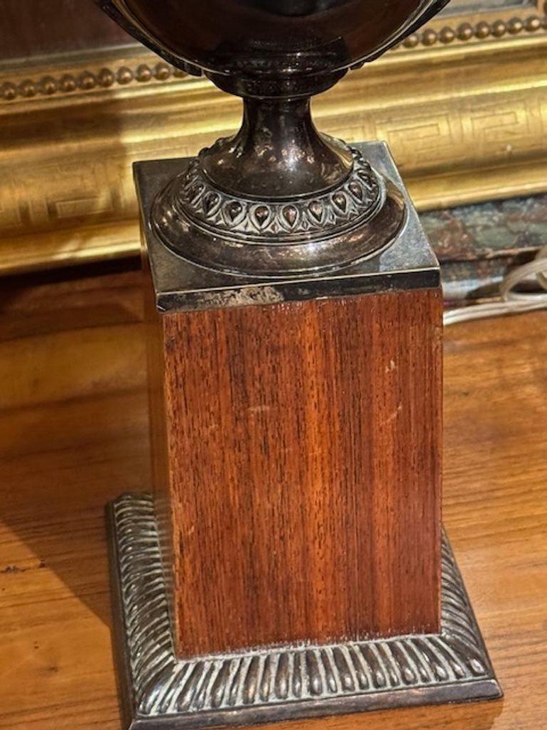 XX secolo Coppia di lampade inglesi in argento di prima età in vendita