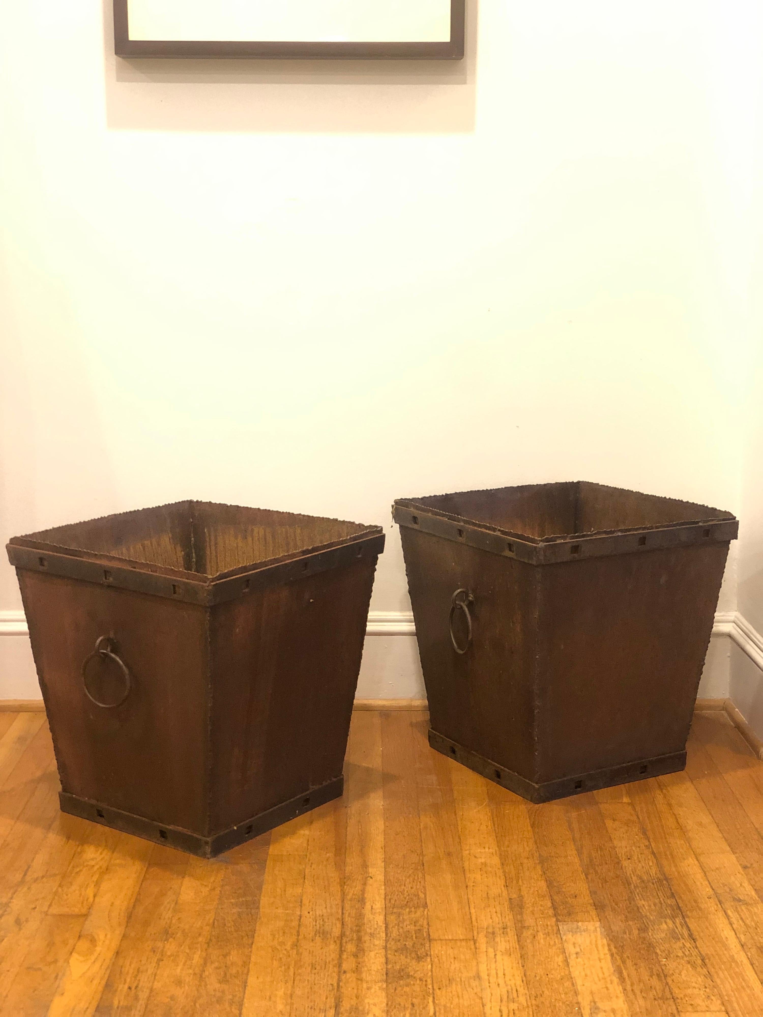 Classic design with natural rustic patina. Square elegant planters. 
Each planter has two rings on opposite sides.

 