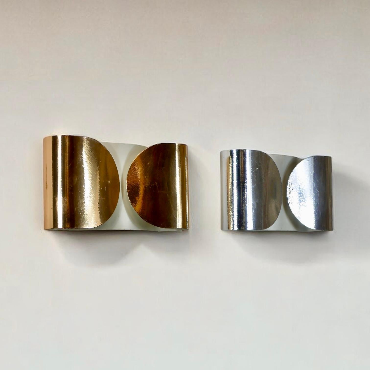 Iconic pair of Foglio sconces, designed by Afra & Tobia Scarpa for Flos in the late 1960s.
Steel, nickel coated , one silvery, the other gilded.
Overall good condition, traces, scratches, metal coat partly peeled off on the back of the silvery