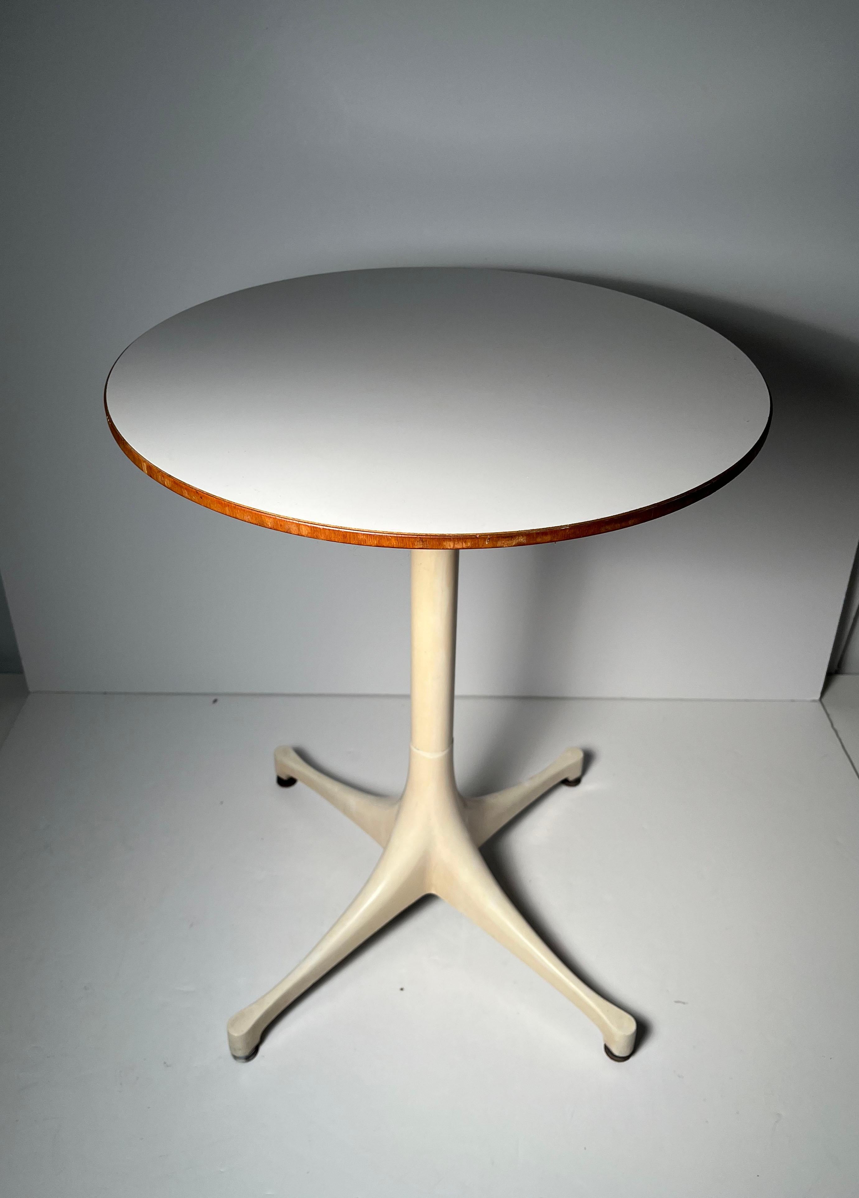Paire de tables d'origine George Nelson Herman Miller à pied en éventail, avec label d'origine. en vente 3