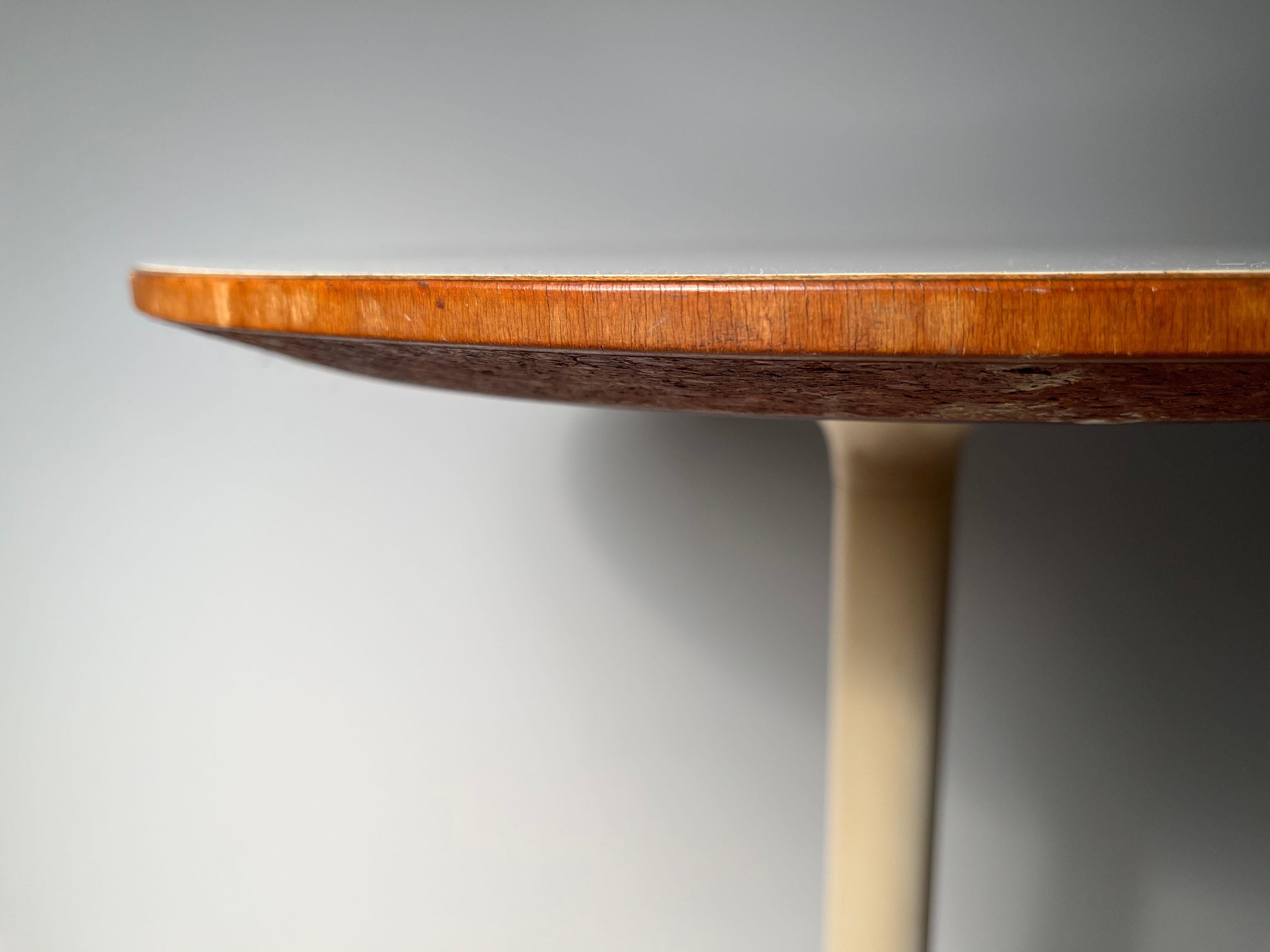 Paire de tables d'origine George Nelson Herman Miller à pied en éventail, avec label d'origine. en vente 4