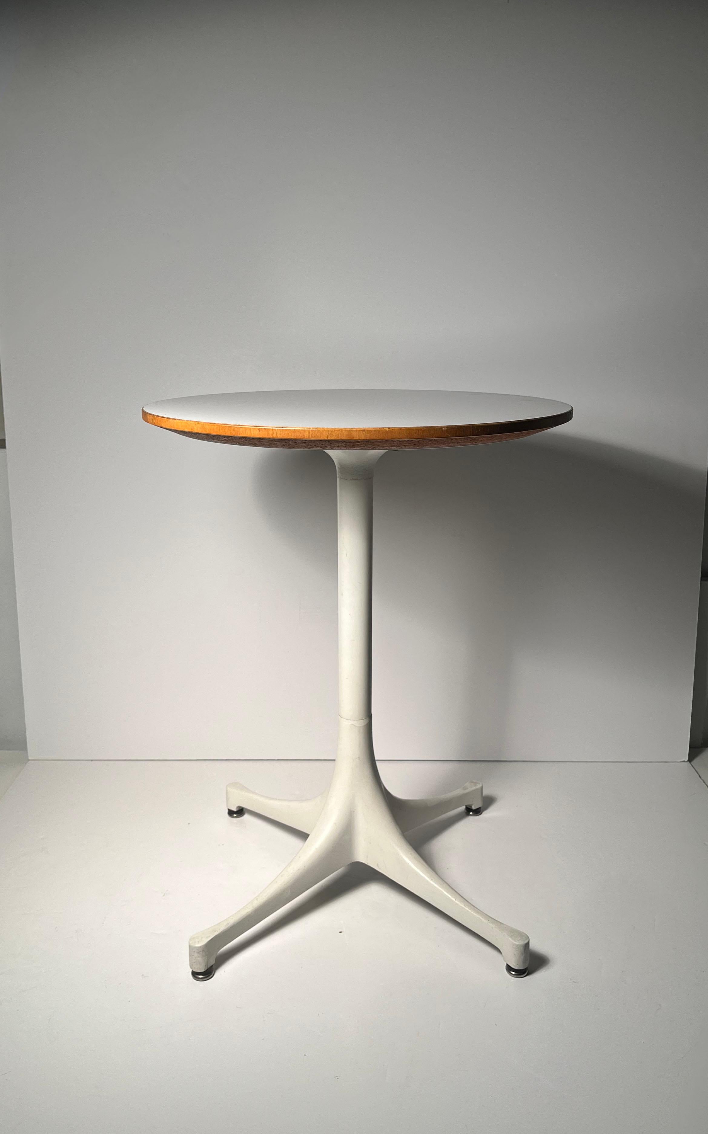 Mid-Century Modern Paire de tables d'origine George Nelson Herman Miller à pied en éventail, avec label d'origine. en vente