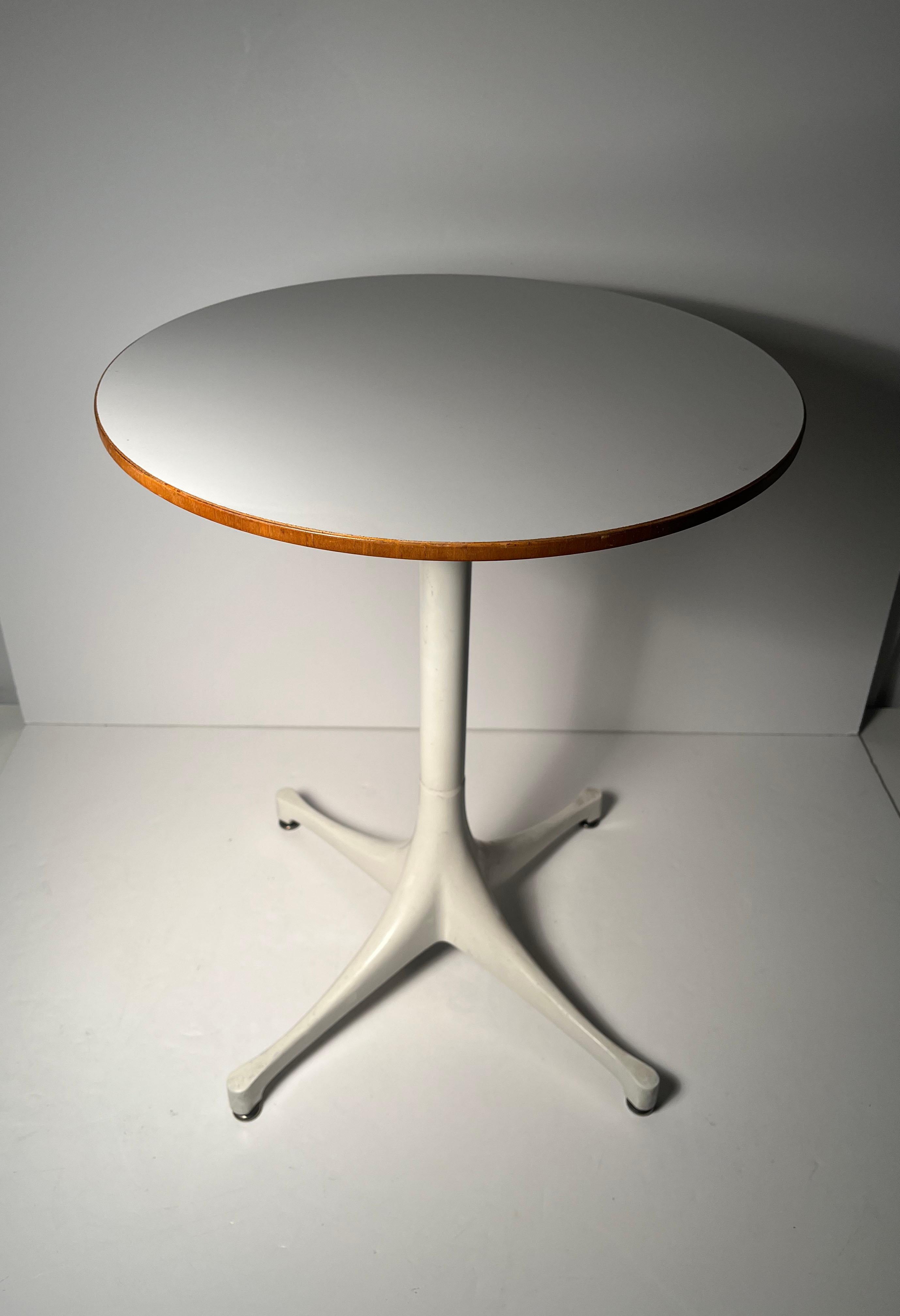Américain Paire de tables d'origine George Nelson Herman Miller à pied en éventail, avec label d'origine. en vente