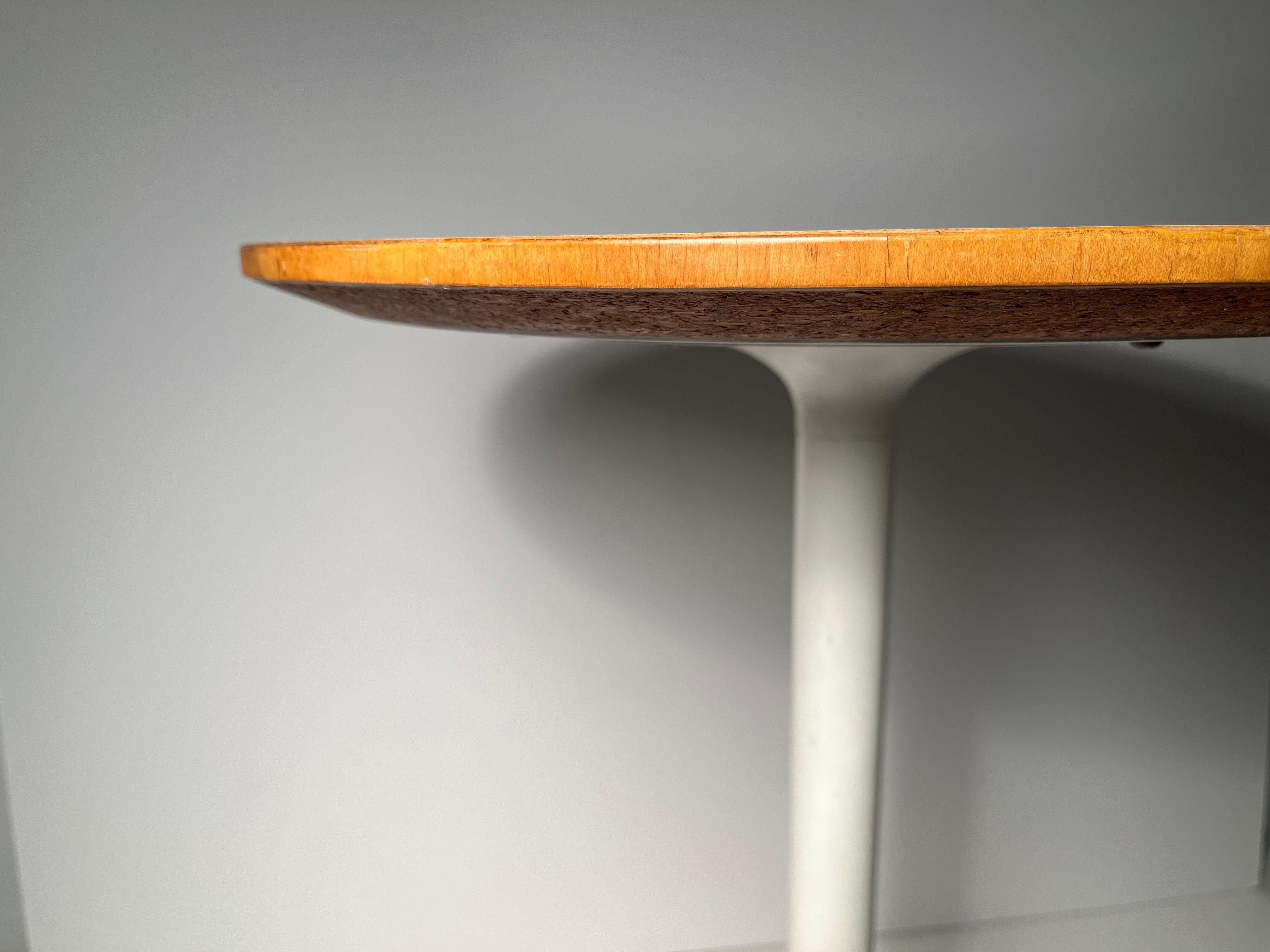 Paire de tables d'origine George Nelson Herman Miller à pied en éventail, avec label d'origine. Bon état - En vente à Chicago, IL