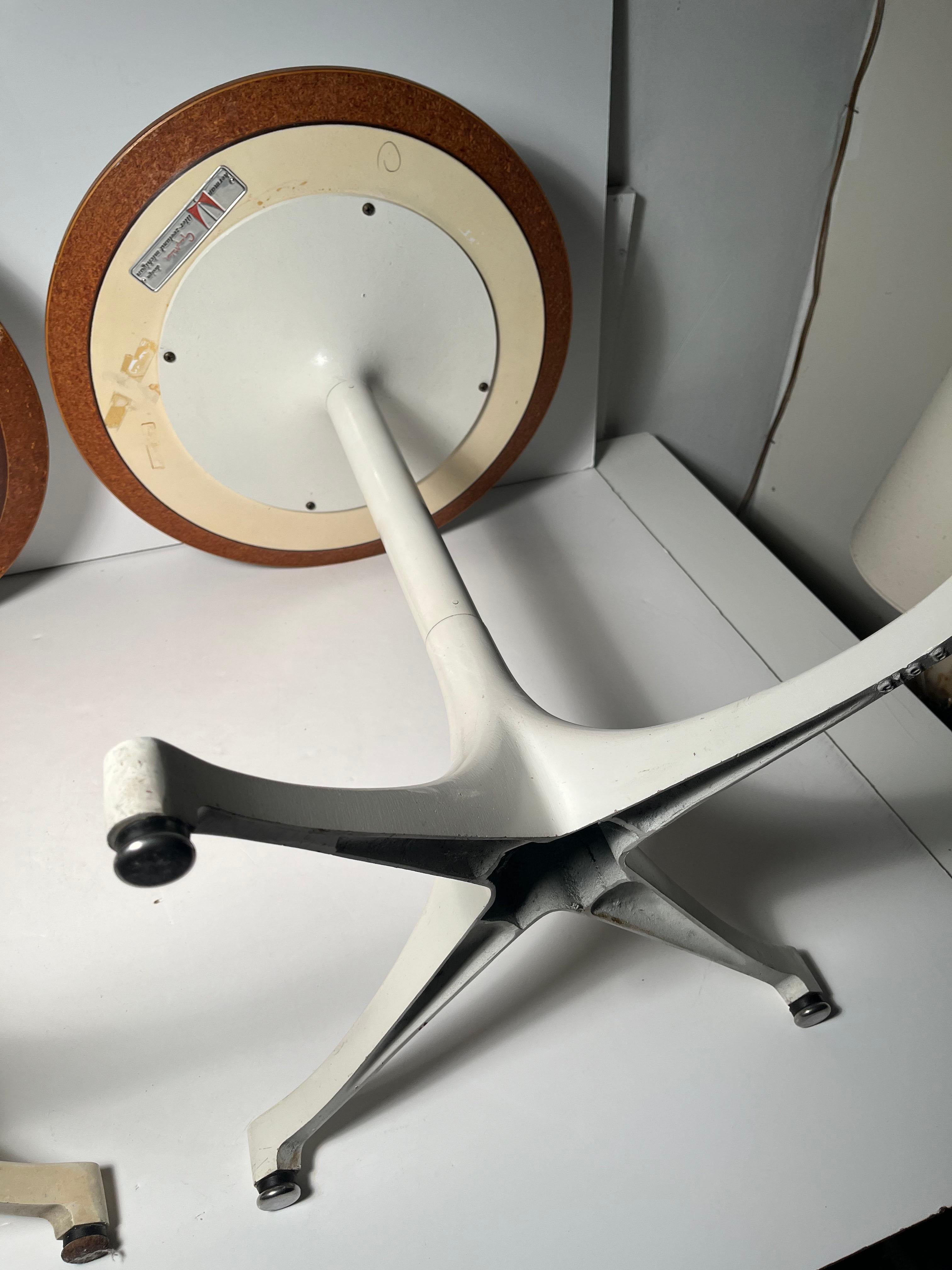 Métal Paire de tables d'origine George Nelson Herman Miller à pied en éventail, avec label d'origine. en vente